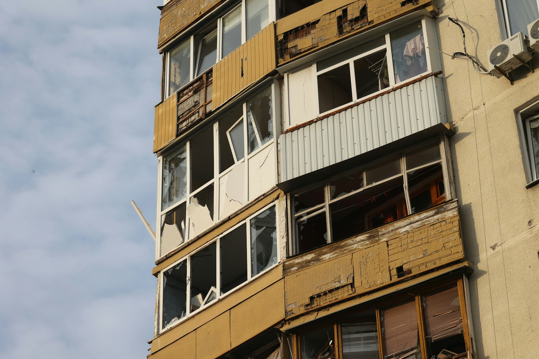Archivbild aus dem Januar: Ein in Russlands Krieg in der Ukraine beschädigtes Wohnhaus in Charkiw. In der Ostukraine ist laut einem Medienbericht ein deutscher Kämpfer bei einem russischen Artillerieangriff getötet worden