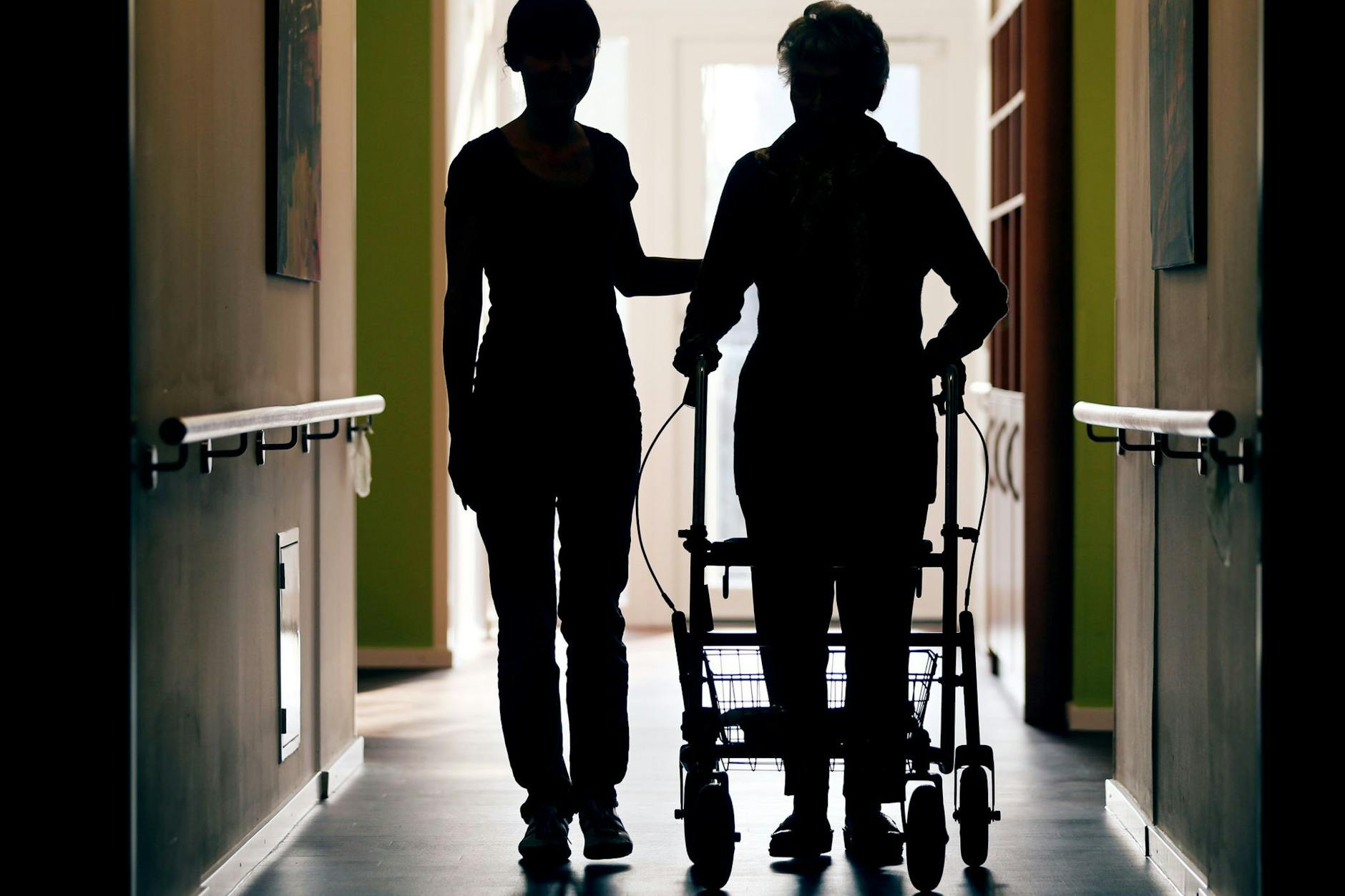 Eine junge Frau begleitet eine Heimbewohnerin. Die Rückkehr zum Zivildienst könnte wieder Männer verstärkt an den Pflegeberuf heranführen.