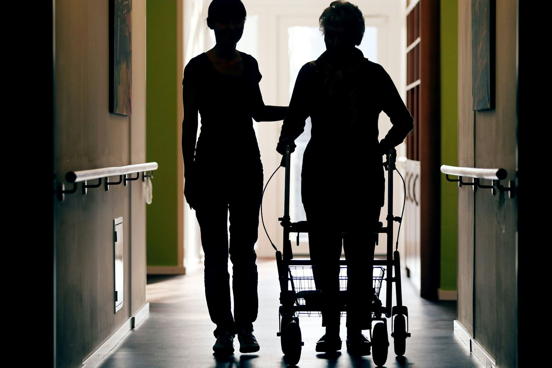 Eine junge Frau begleitet eine Heimbewohnerin. Die Rückkehr zum Zivildienst könnte wieder Männer verstärkt an den Pflegeberuf heranführen.