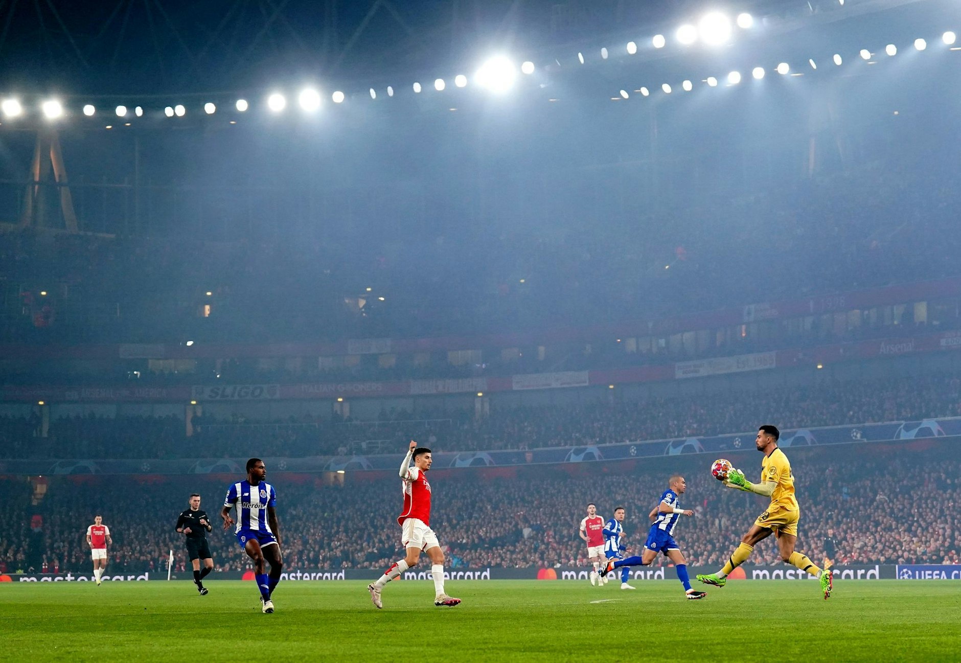 In der ersten Hälfte fand Arsenal nach einem feinen Pass von Ödegaard eine Lücke, Trossard verwandelte zur Führung.  