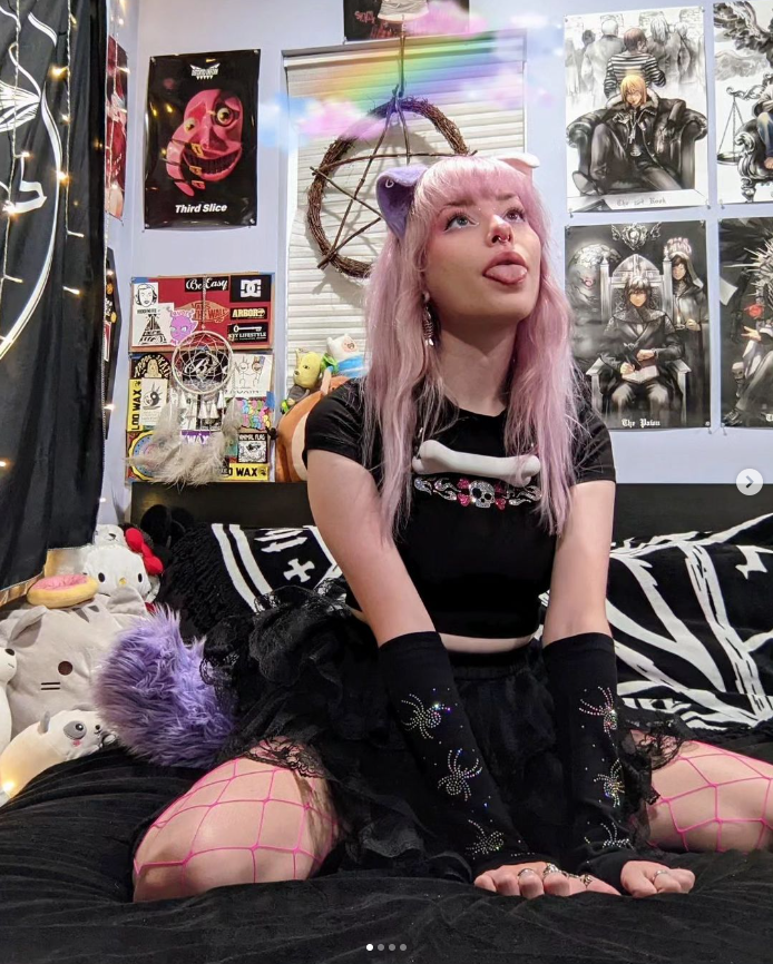 Image - Frau identifiziert sich als Hund und macht in den Garten