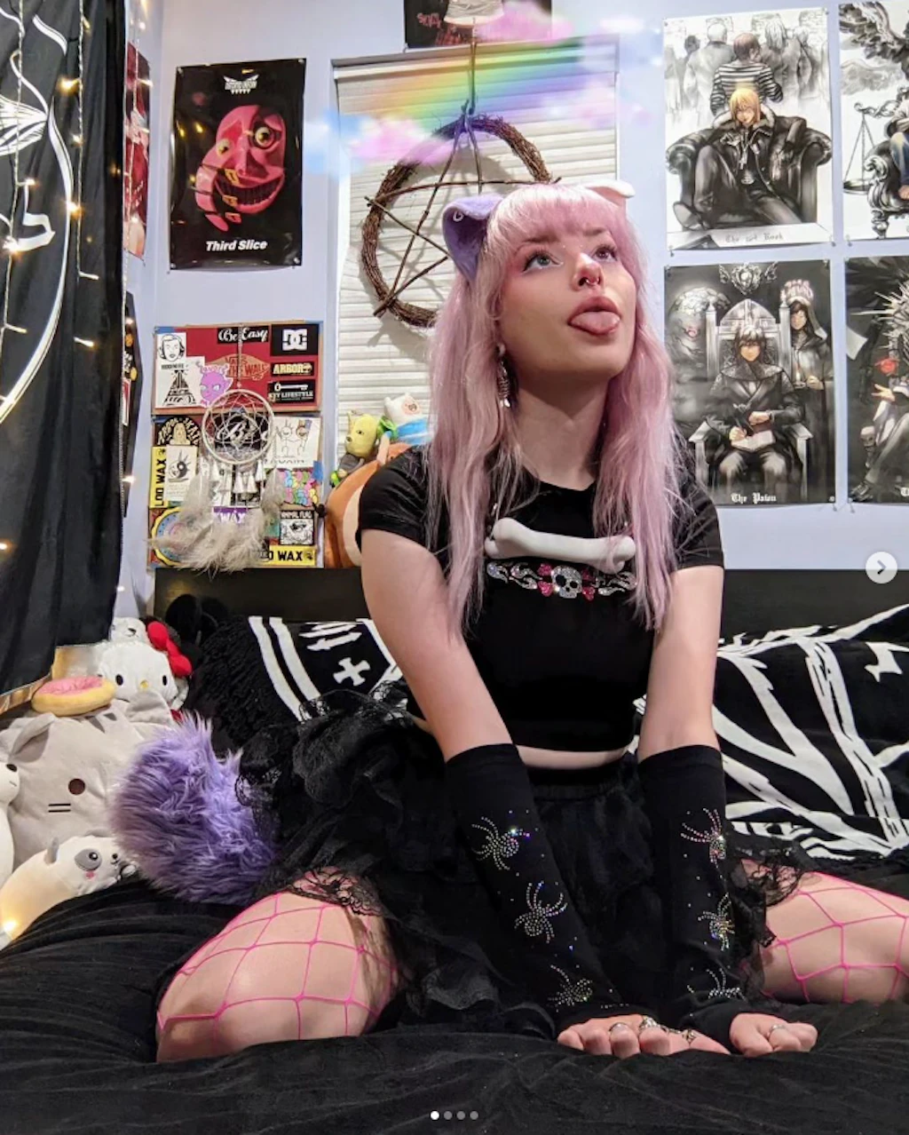  Frau identifiziert sich als Hund und macht in den Garten 