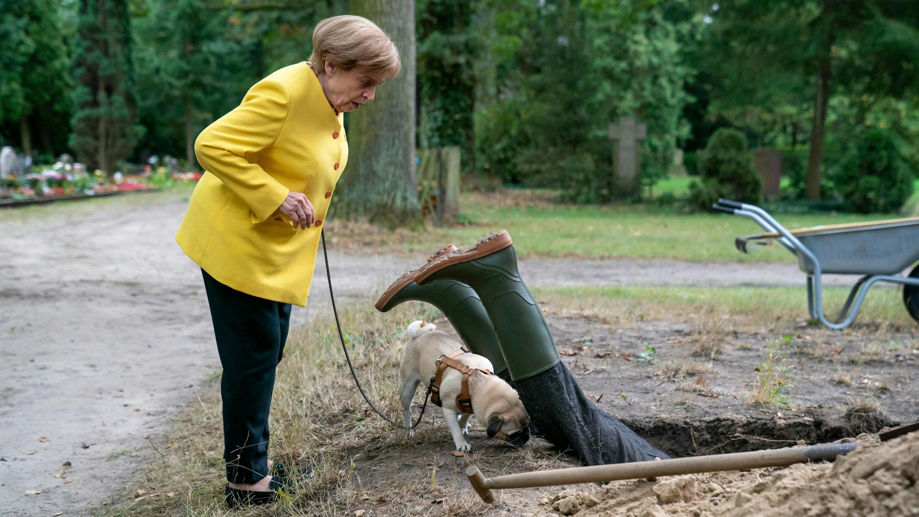 Angela (Katharina Thalbach) und Mops Helmut finden die Leiche in einer Szene aus „Miss Merkel - Ein Uckermark-Krimi: Mord auf dem Friedhof“. Zu sehen gibt es den Film am Dienstag (19. März) bei RTL&nbsp;