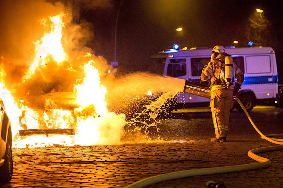 Die Berliner Feuerwehr löscht einen Autobrand in Neukölln: In Fennpfuhl haben in der Nacht mehrere Autos gebrannt.