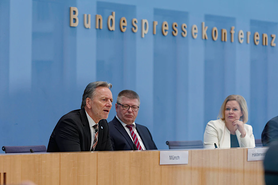 Bundesinnenministerin Nancy Faeser (SPD) stellt gemeinsam mit BKA-Präsident Holger Münch (l.) und Verfassungsschutzpräsident Thomas Haldenwang ihr Maßnahmenpaket gegen Rechtsextremismus vor.