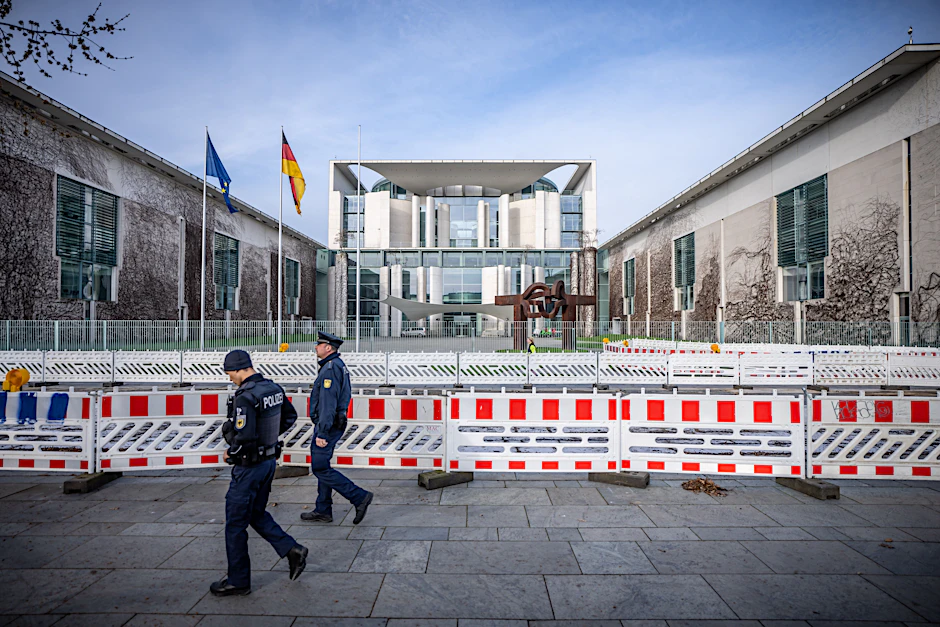 Bauzäune stehen vor dem Kanzleramt vor dem Treffen von Bundeskanzler Scholz mit Frankreichs Präsident Macron und Polens Regierungschef Tusk.&nbsp;