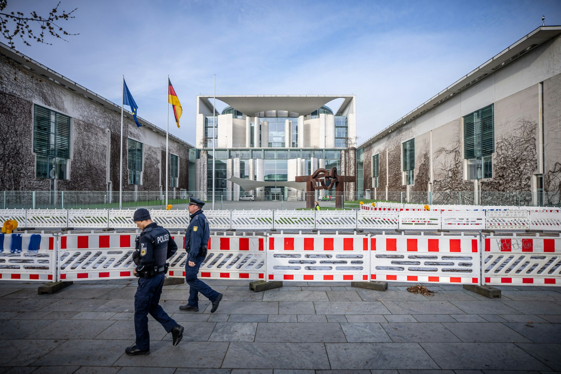 Bauzäune stehen vor dem Kanzleramt vor dem Treffen von Bundeskanzler Scholz mit Frankreichs Präsident Macron und Polens Regierungschef Tusk.&nbsp;