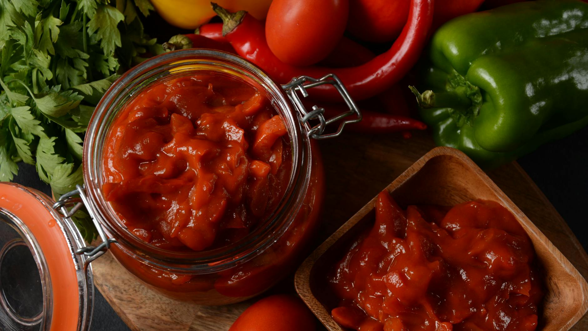 Früher wurde <a href="https://www.berliner-kurier.de/rezepte/ddrkueche/von-ungarn-in-die-ddr-so-machen-sie-das-perfekte-letscho-selbst-li.436832">Letscho</a> in vielen Haushalten noch selbst eingemacht.