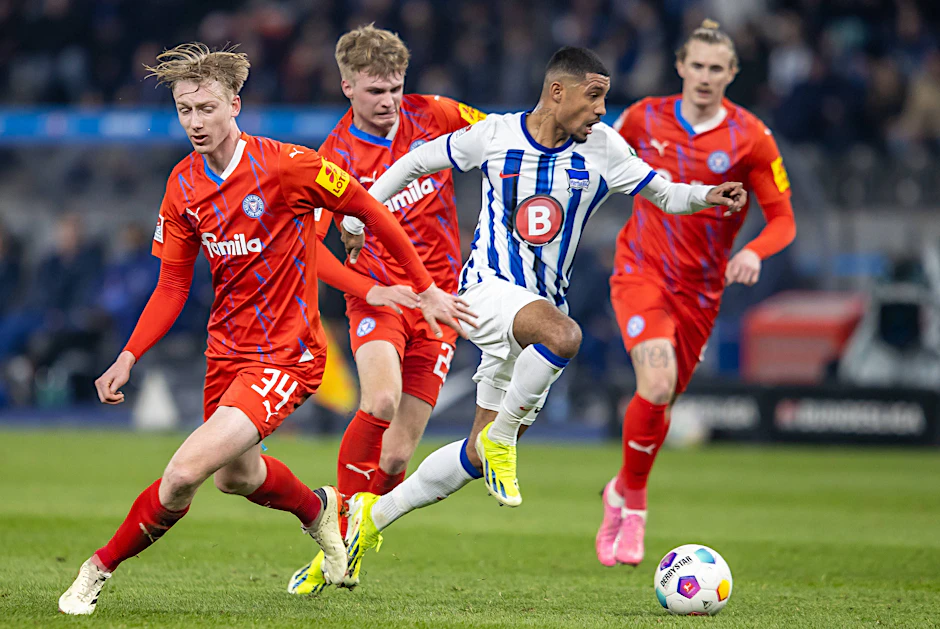 Herthas Jeremy Dudziak ist flink und ballsicher. Hier dribbelt er sich durch drei Kieler durch.&nbsp;