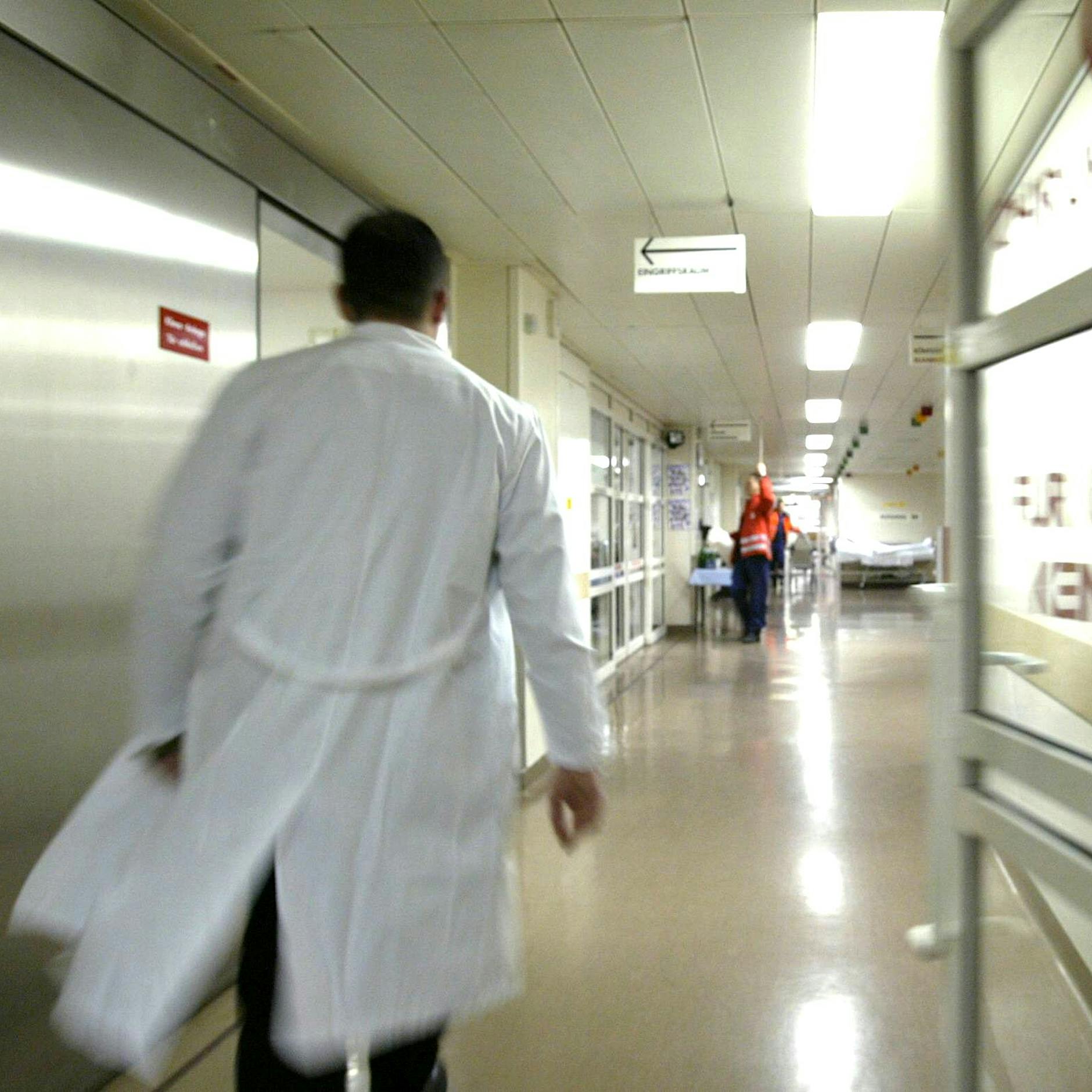 Eine halbe Nacht in der Notaufnahme: Ein Erlebnis mit Rentnern, Rockern und Feierwütigen