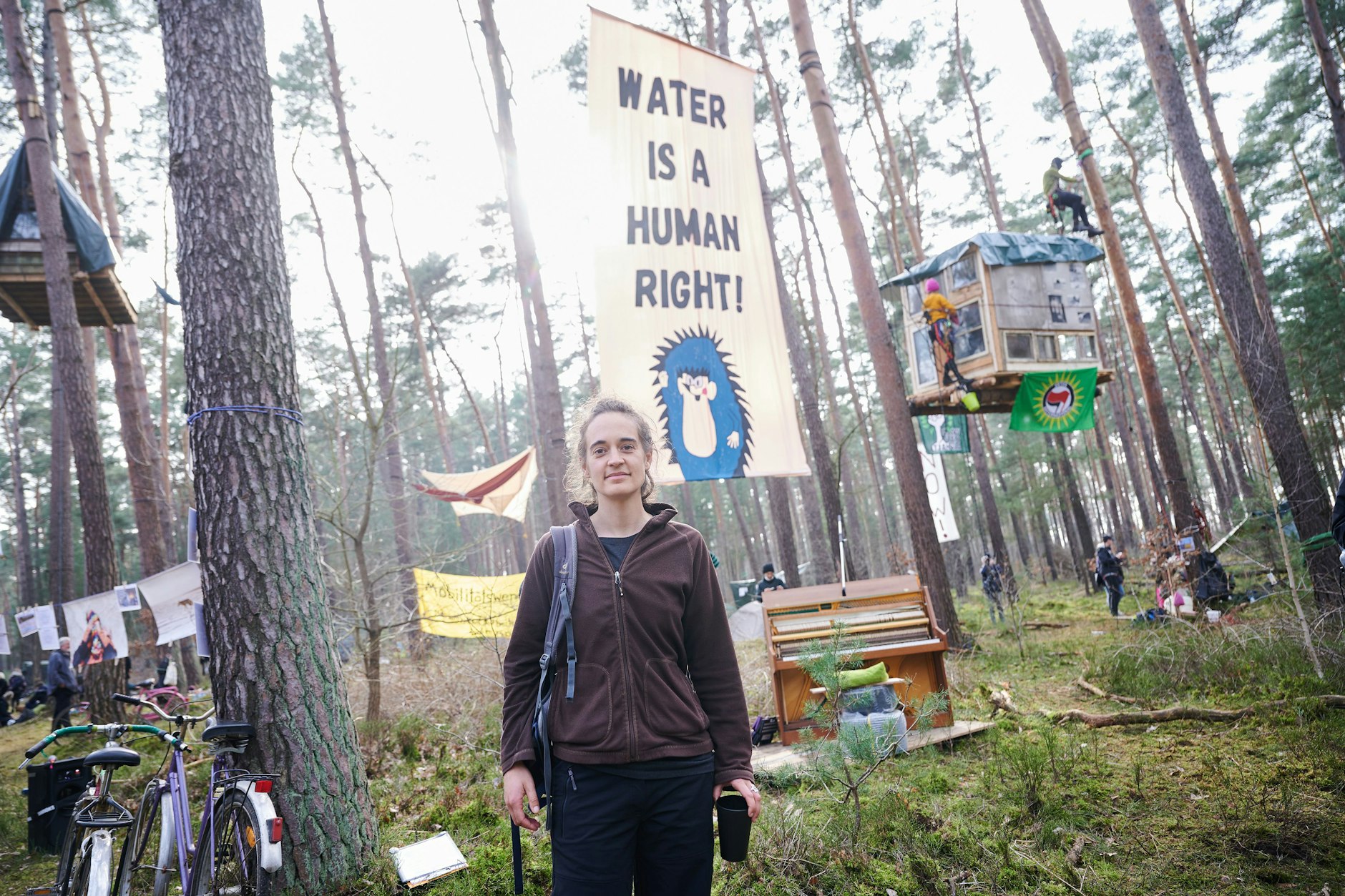 Die Aktivistin Carola Rackete nimmt an einer Protestaktion gegen die Erweiterung der Tesla-Autofabrik teil. 