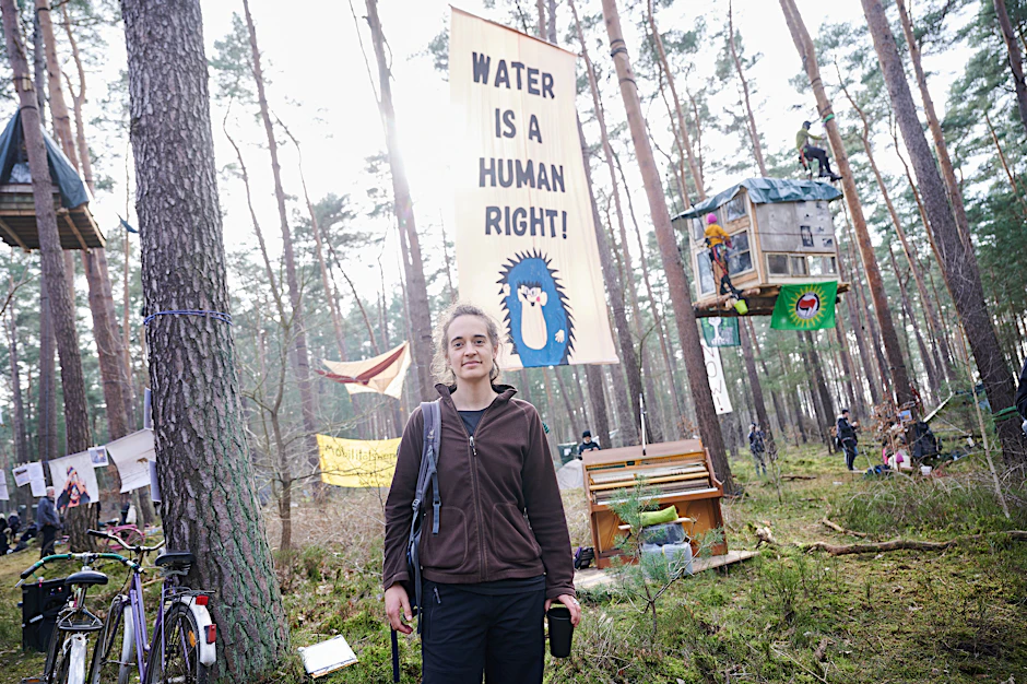 Die Aktivistin Carola Rackete nimmt an einer Protestaktion gegen die Erweiterung der Tesla-Autofabrik teil.&nbsp;