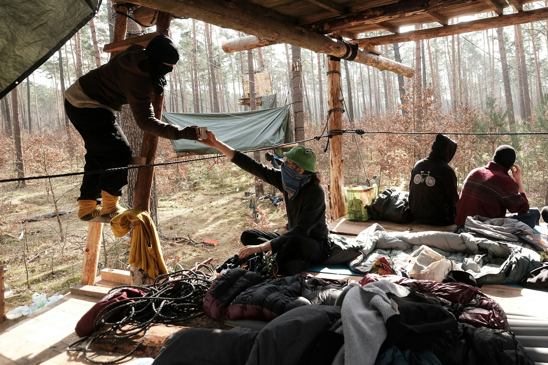 Hoch in den Bäumen: Ein Dutzend Baumhäuser wurden im Wald nahe der Tesla-Fabrik bei Grünheide errichtet. Sie sind meist nur über Seile erreichbar, es wird als nicht so einfach mit der Räumung.