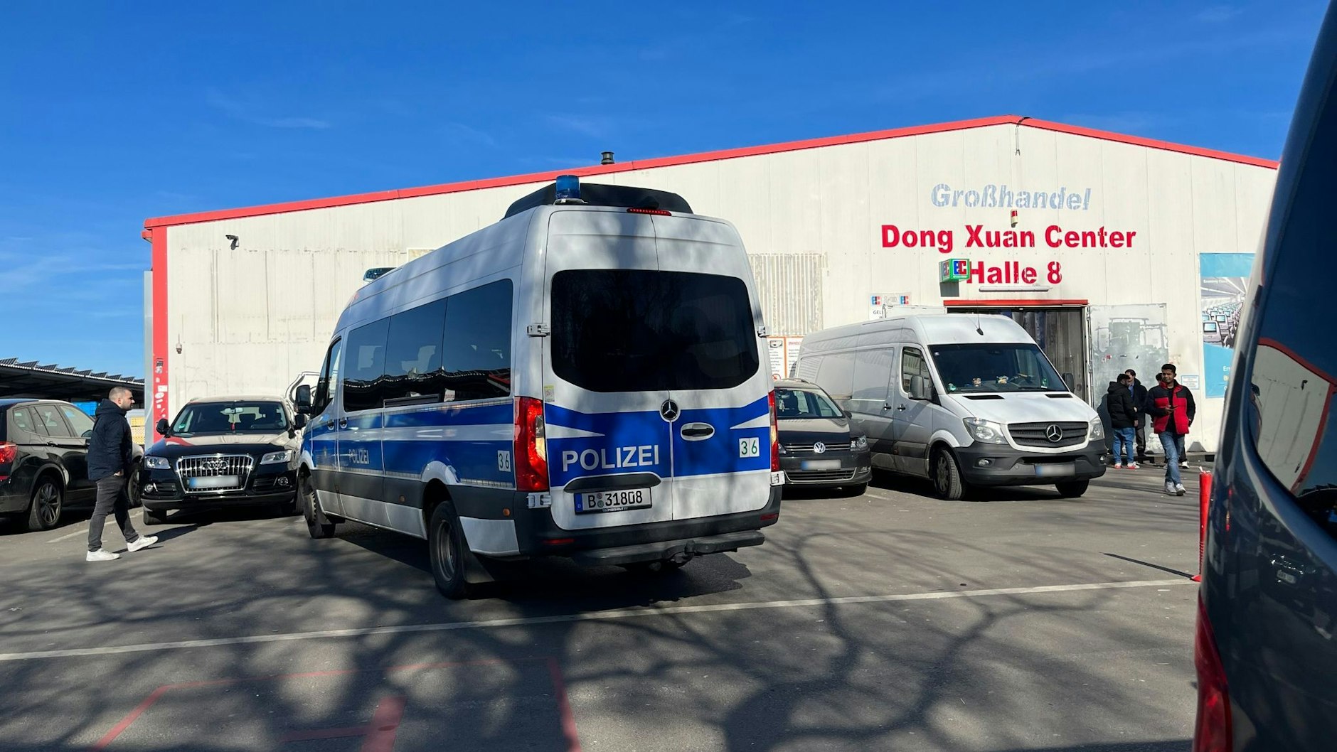  Ein Polizeifahrzeug steht vor dem Dong Xuan Center (Archivbild). 