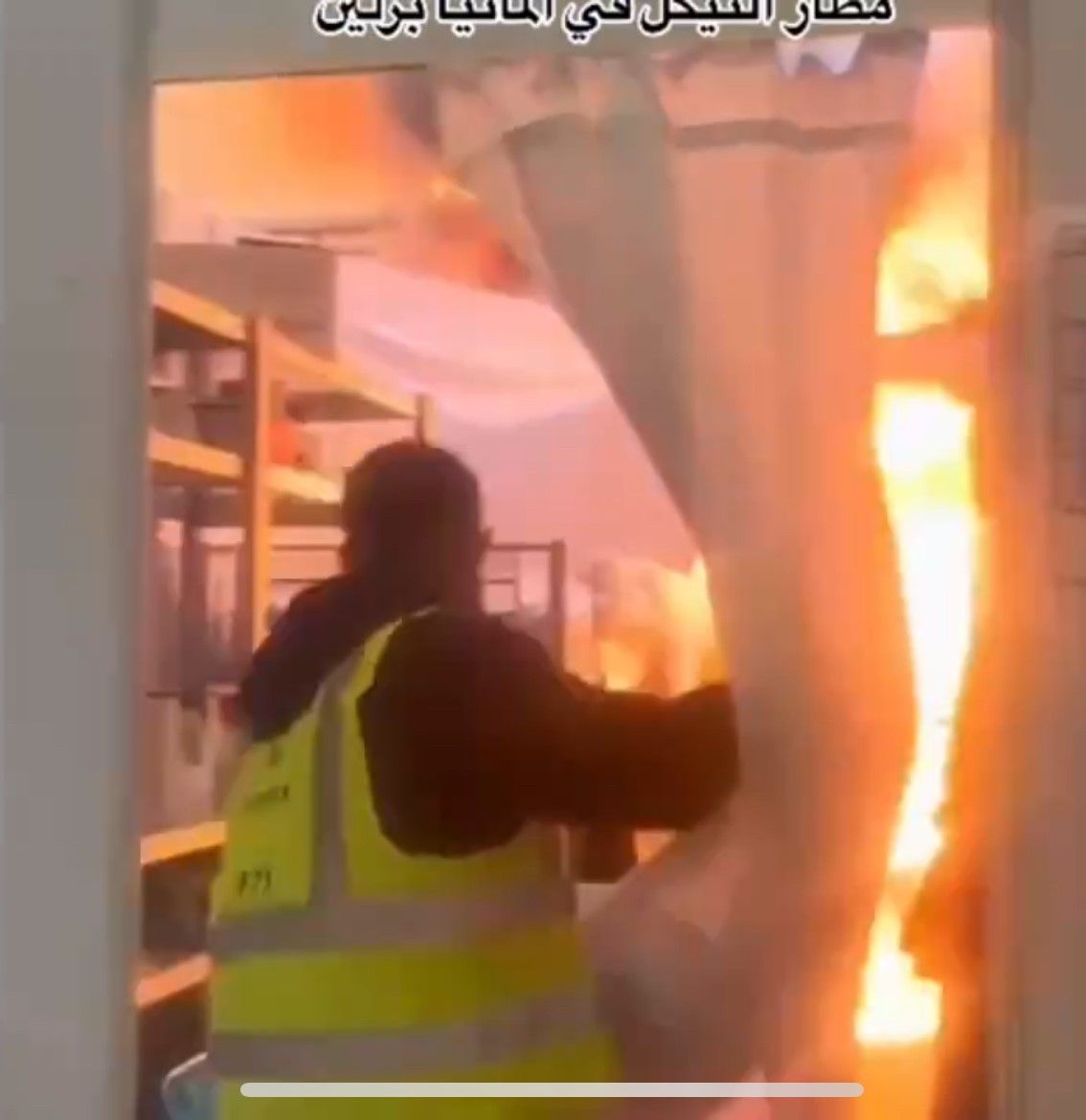 VIDEO: Schreckliche Szenen – hier flüchten Menschen vor Großfeuer in Berliner Flüchtlingsunterkunft