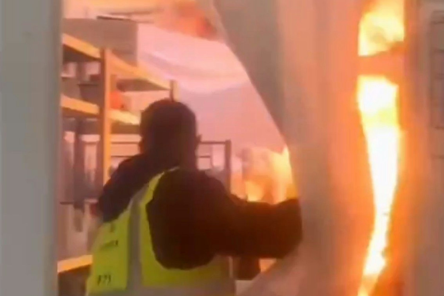 Schreckliche Szenen aus Tegel - hier flüchten Menschen dem Großfeuer im Flüchtlingszelt