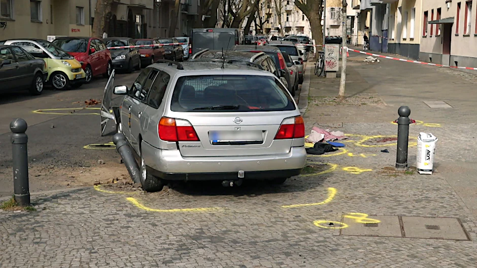 UPDATE: Nach schrecklichen Unfall - Polizei erklärt, wie das Auto auf den Gehweg raste! 
