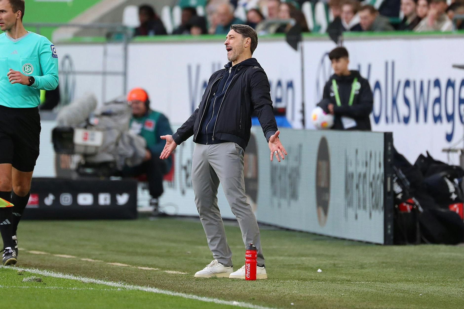 Wolfsburgs Trainer Niko Kovac war entsetzt, als Schiri Timo Gerach Rot gegen Patrick Wimmer zeigte. Der Platzverweis leitete die Heimpleite des VfL Wolfsburg ein.