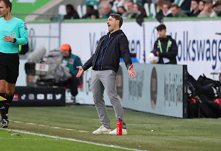 Wolfsburgs Trainer Niko Kovac war entsetzt, als Schiri Timo Gerach Rot gegen Patrick Wimmer zeigte. Der Platzverweis leitete die Heimpleite des VfL Wolfsburg ein.