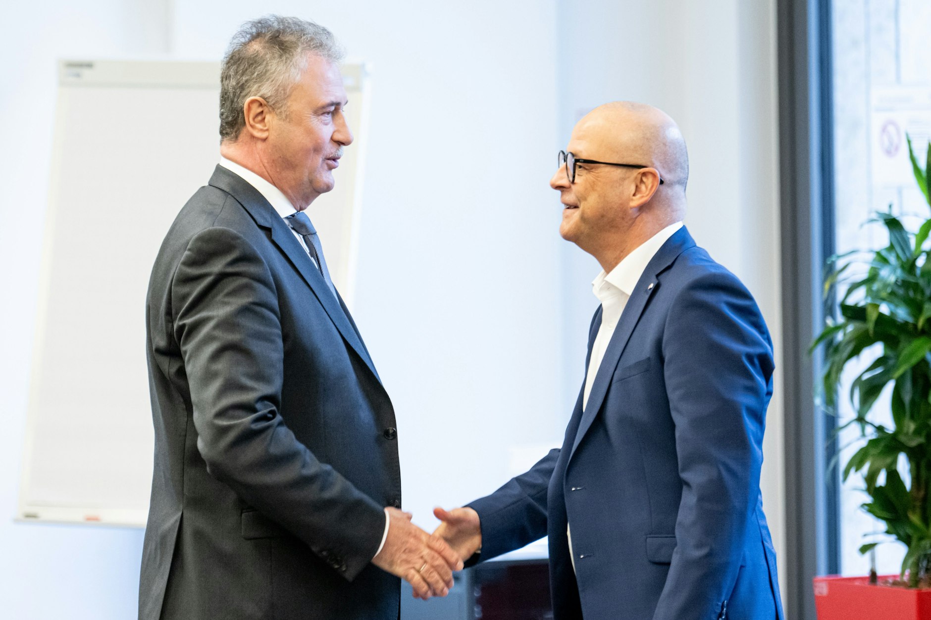 Claus Weselsky, GDL-Chef, und Martin Seiler, DB-Personalvorstand, kommen zum Auftakt der Tarifverhandlungen zwischen der Deutschen Bahn und der GDL zusammen. 