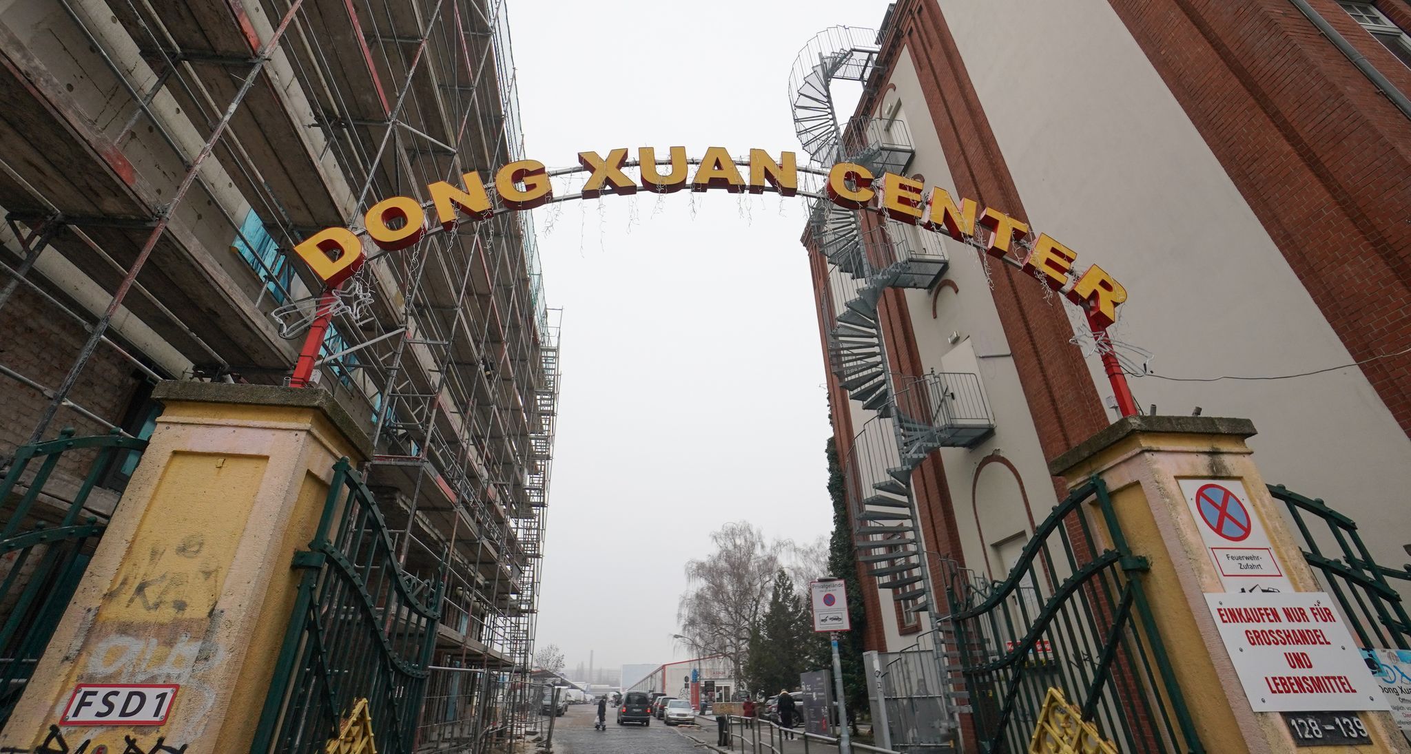 Blutiger Machetenkampf im Dong Xuan Center: Drei Schwerverletzte – Not-OP!