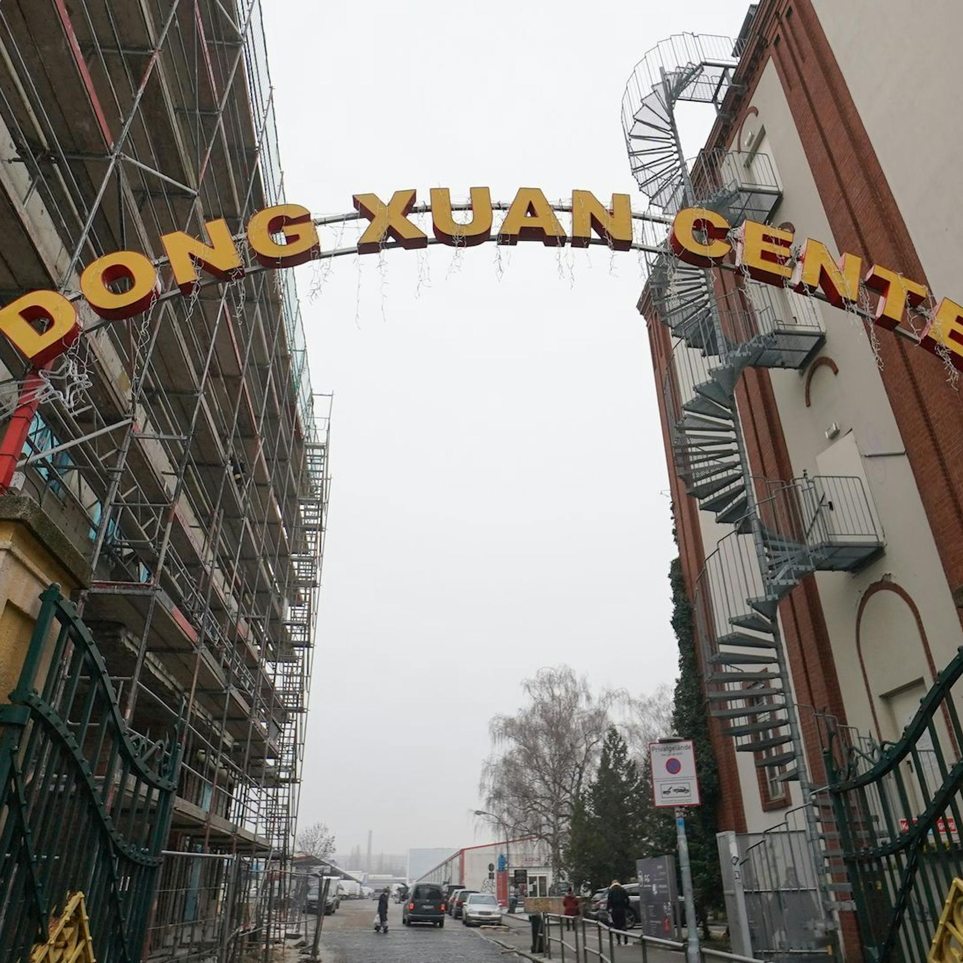 Blutiger Machetenkampf im Dong Xuan Center: Drei Schwerverletzte – Not-OP!