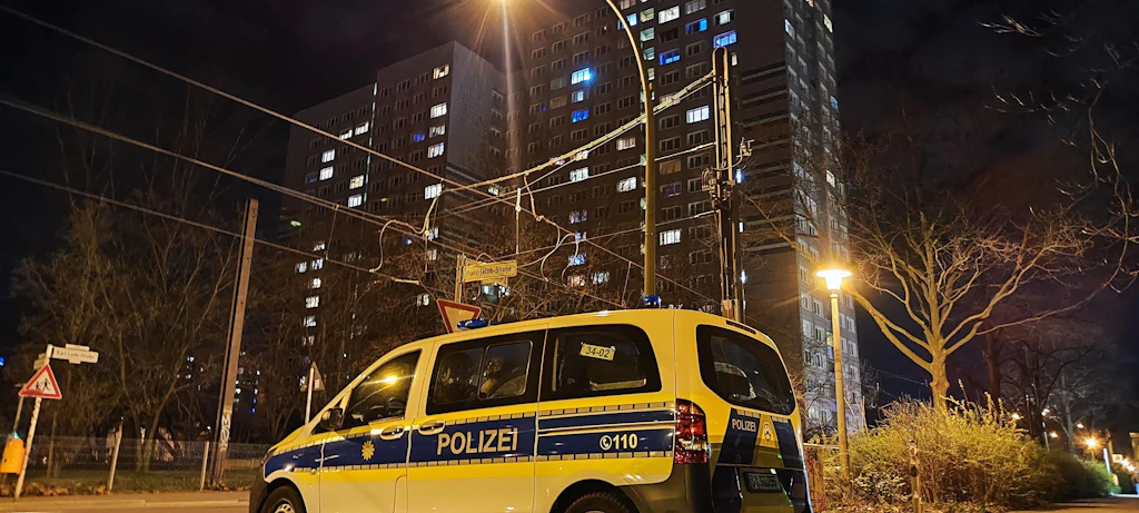 Brand in Fennpfuhl: Feuer im 18. Stock ausgebrochen, eine Frau reanimiert