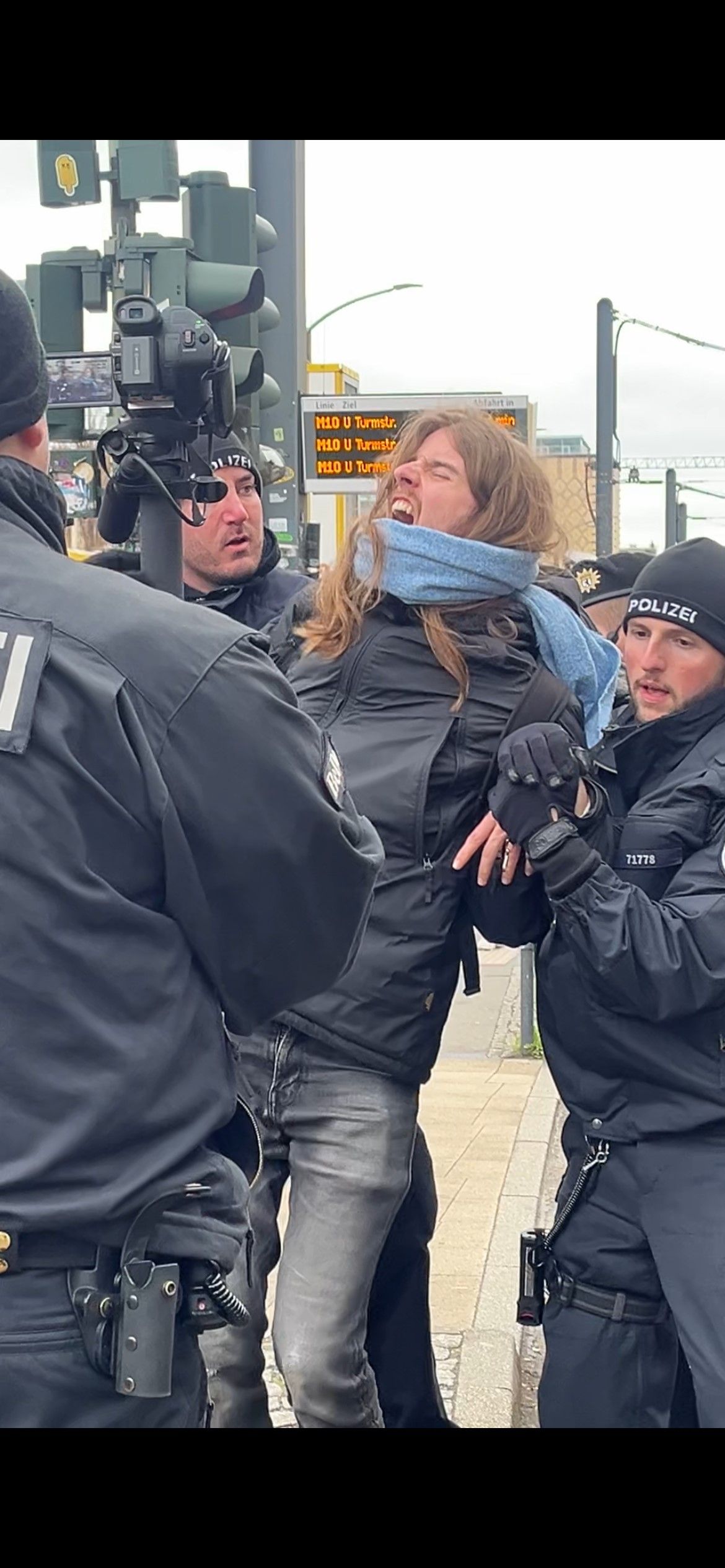 VIDEO: Blockade aufgelöst – hier tragen Polizisten Mitglieder der „Letzten Generation“ von der Brücke