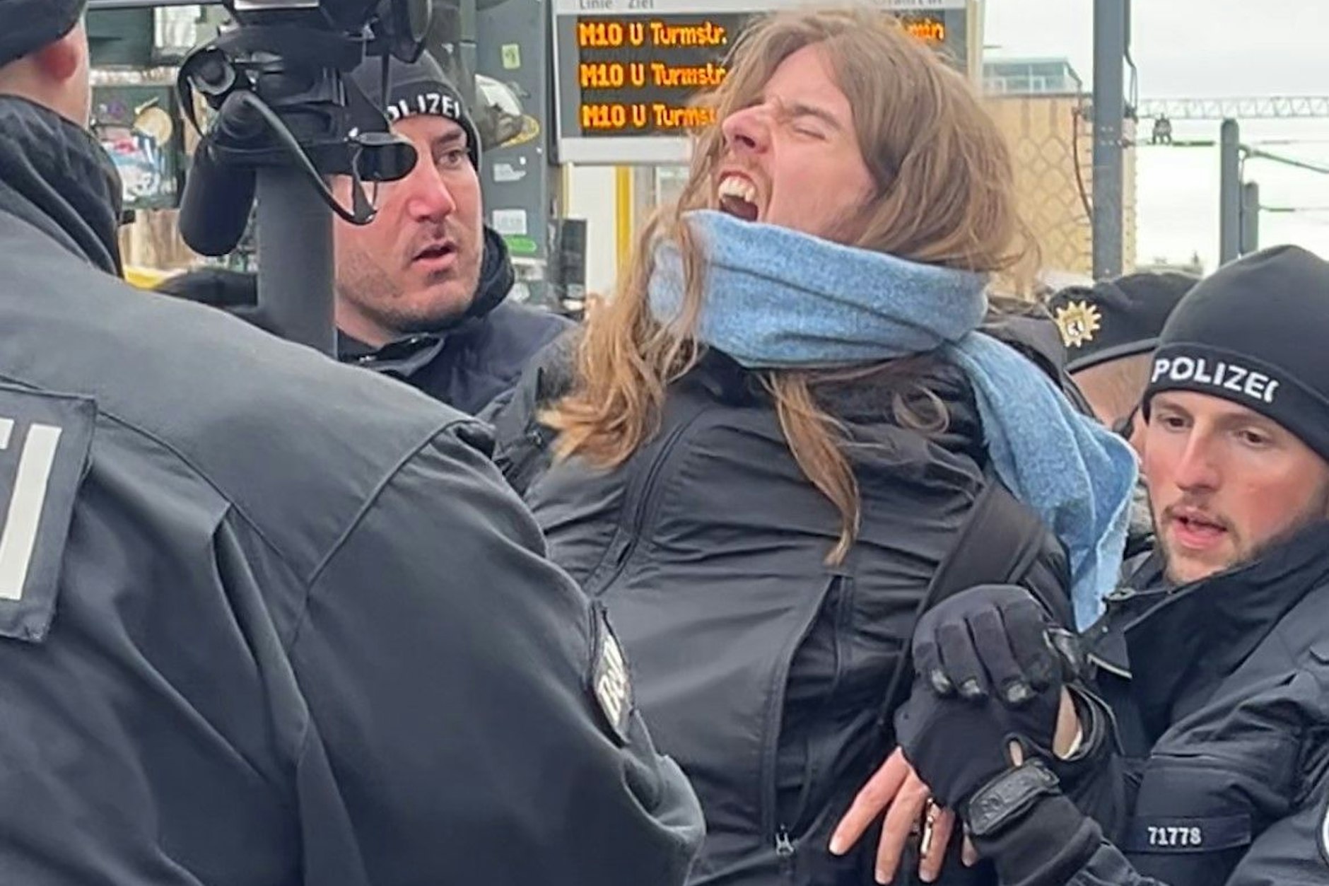 VIDEO: Hier tragen Polizisten einen Aktivisten der „Letzten Generation“ von der Warschauer Brücke in Berlin- Friedrichshain.