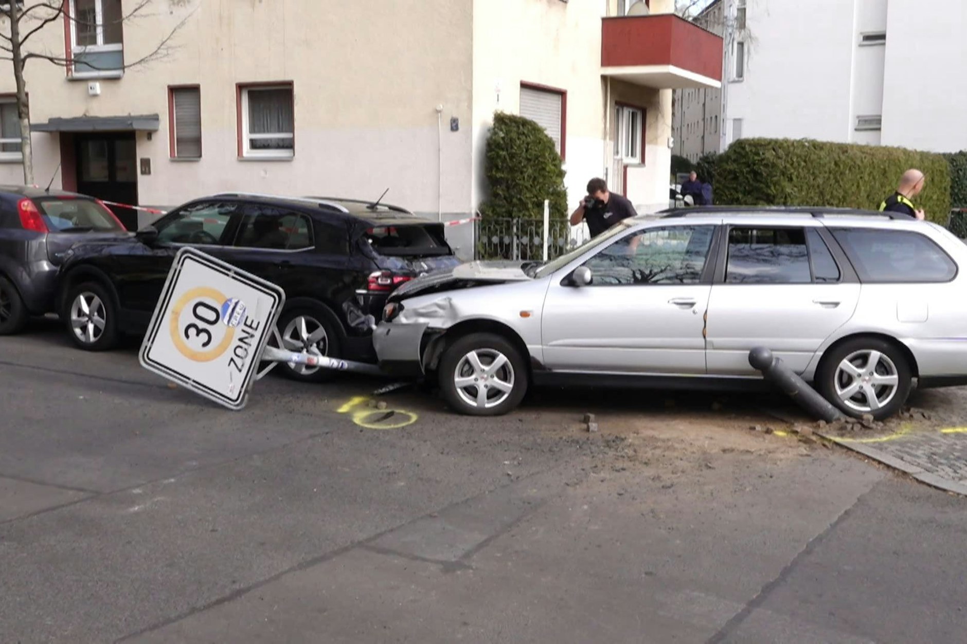 UPDATE: Nach schrecklichen Unfall - Polizei erklärt, wie das Auto auf den Gehweg raste! 