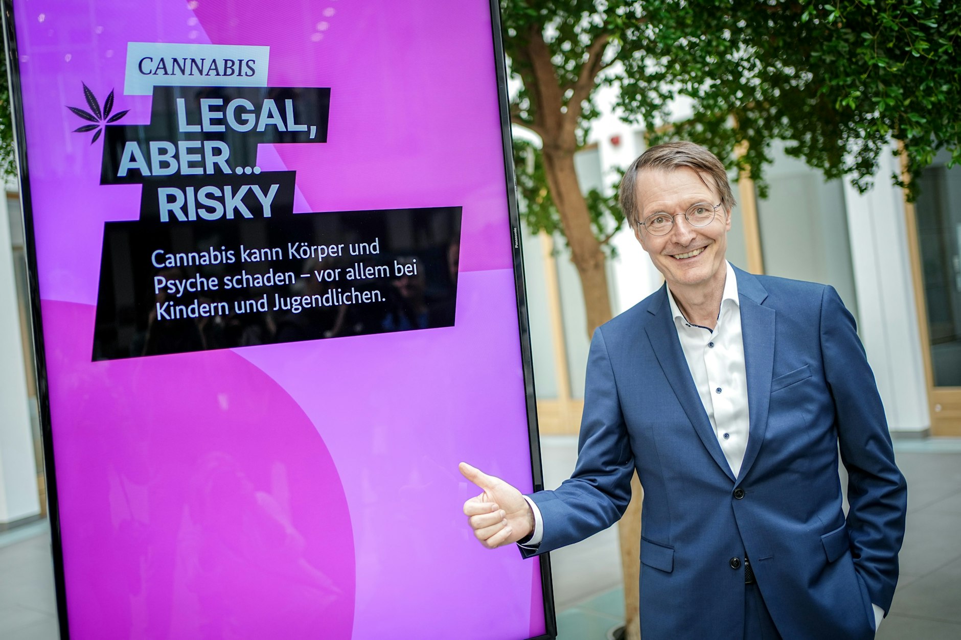 Wohl bald legal, aber trotzdem riskant: Karl Lauterbach (SPD), Bundesminister für Gesundheit, steht im Sommer 2023 in Berlin vor dem Plakat einer Aufklärungskampagne zu den Gefahren von Cannabis. (Archivfoto)&nbsp;