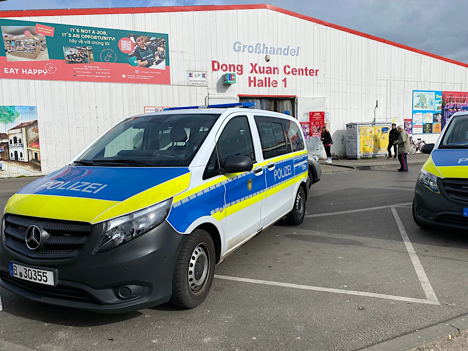 Ein Polizeifahrzeug steht am Samstagvormittag vor dem Asiamarkt Dong Xuan Center. Am Freitag kam es dort zu einer gewaltsamen Auseinandersetzung.