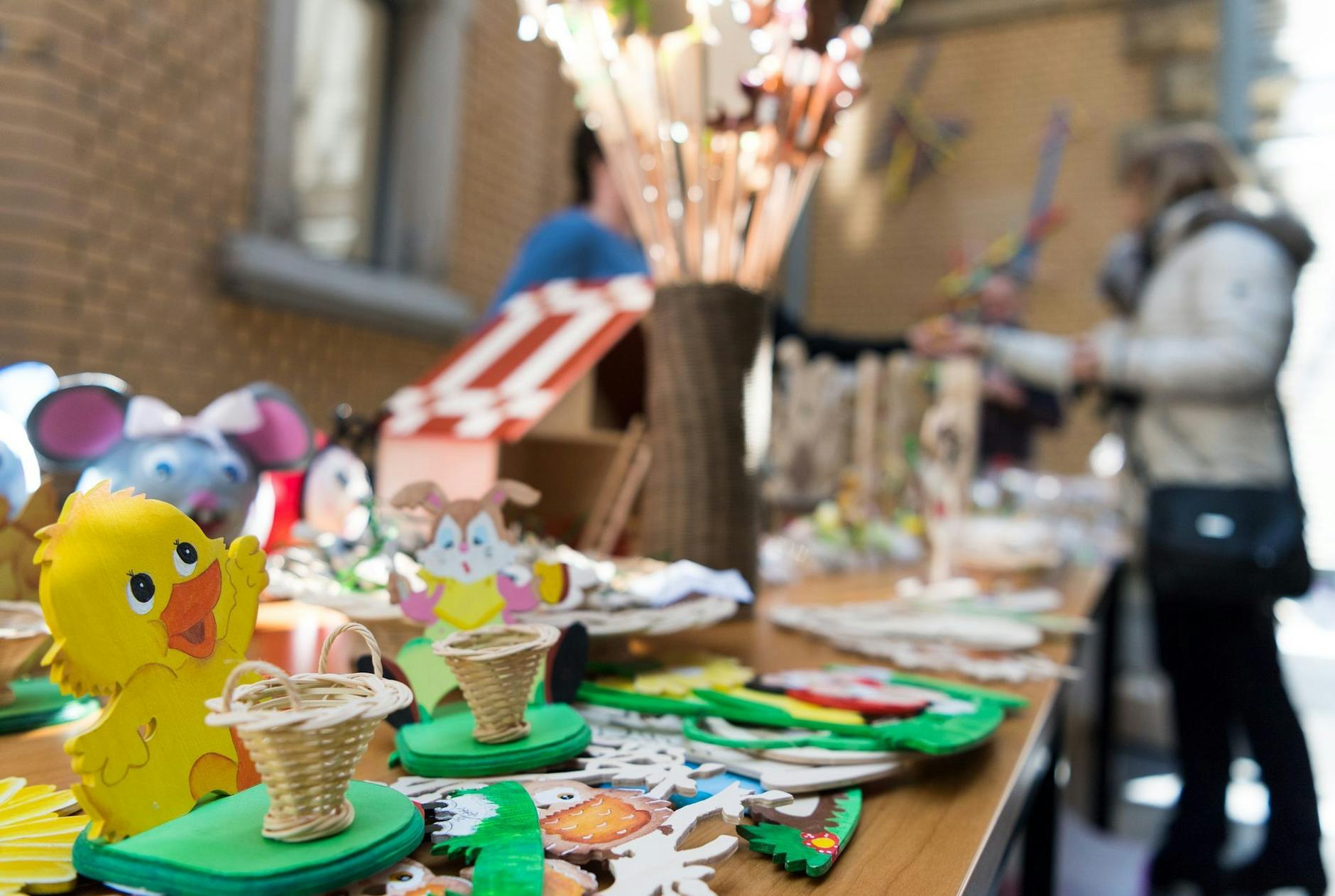 ARCHIV - Diverse Osterdeko aus Holz steht bei der Eröffnung des Osterbasars der Justizvollzugsanstalten auf einem Tisch. ld/dpa/Archivbild
