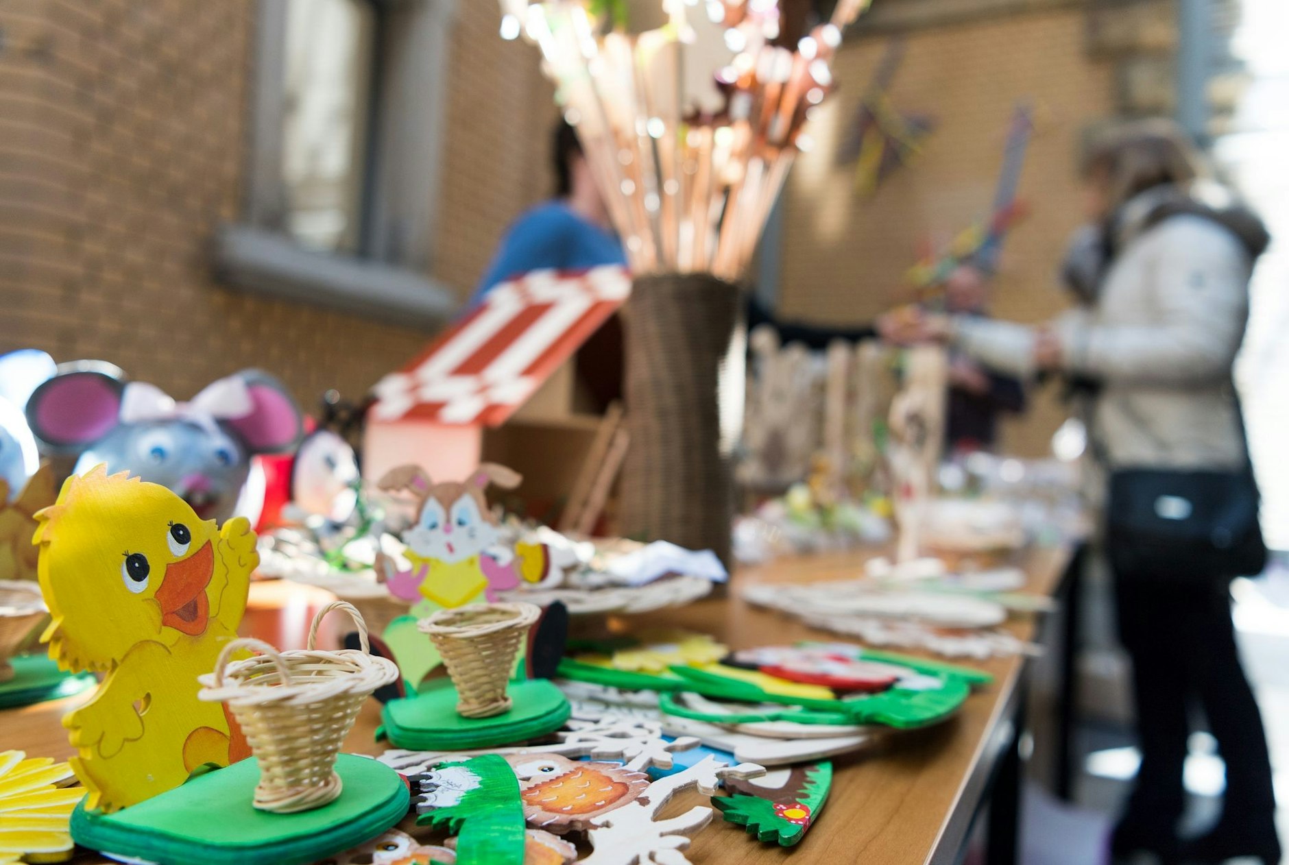ARCHIV - Diverse Osterdeko aus Holz steht bei der Eröffnung des Osterbasars der Justizvollzugsanstalten auf einem Tisch.  ld/dpa/Archivbild