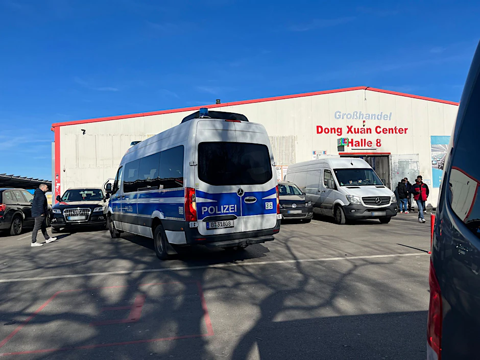 Ein Polizeifahrzeug steht vor dem Asiamarkt Dong Xuan Center. 