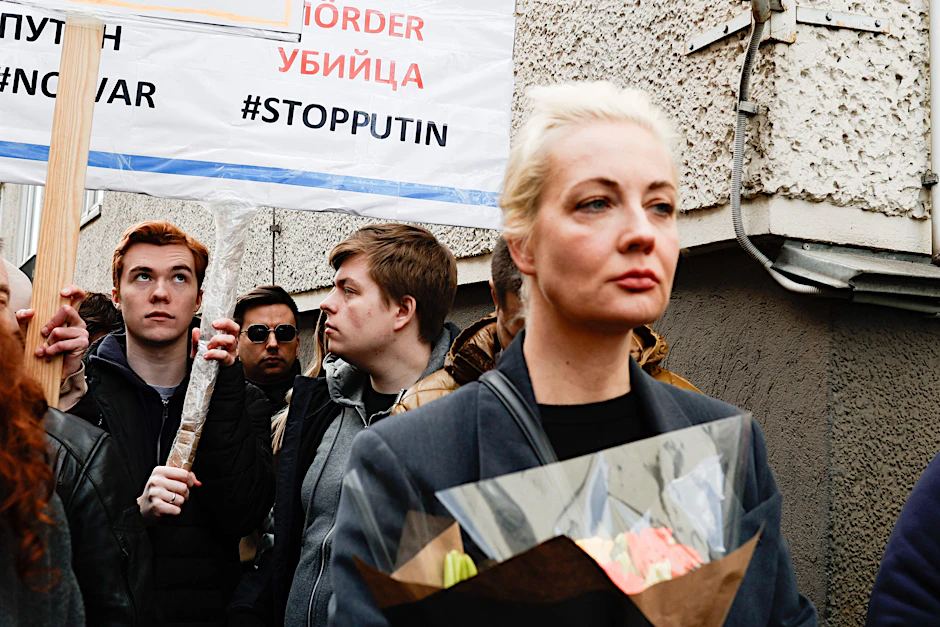 Julija Nawalnaja (r.), Witwe von Alexej Nawalny, steht in der Warteschlange vor der russischen Botschaft, um ihre Stimme für die Präsidentschaftswahl abzugeben.