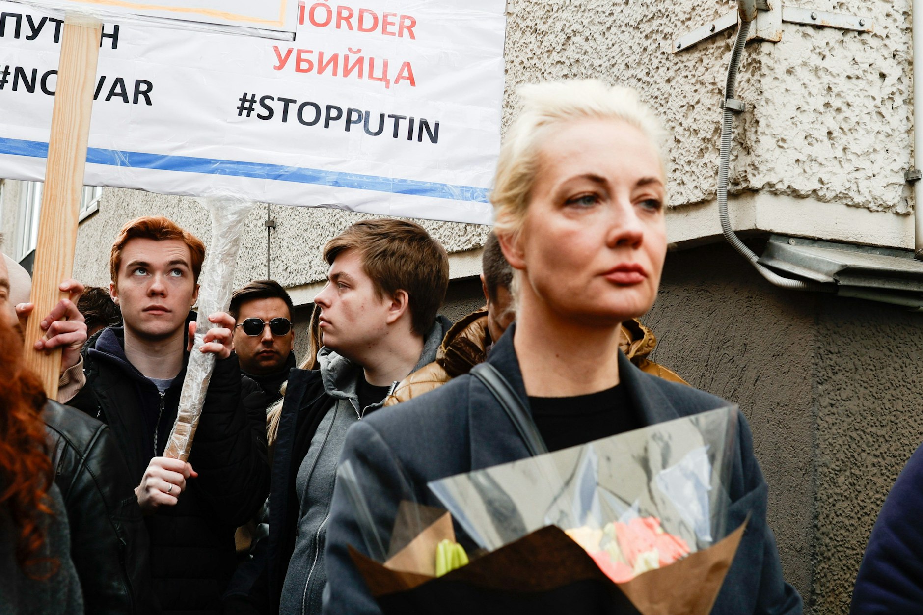 Julija Nawalnaja (r.), Witwe von Alexej Nawalny, steht in der Warteschlange vor der russischen Botschaft, um ihre Stimme für die Präsidentschaftswahl abzugeben.