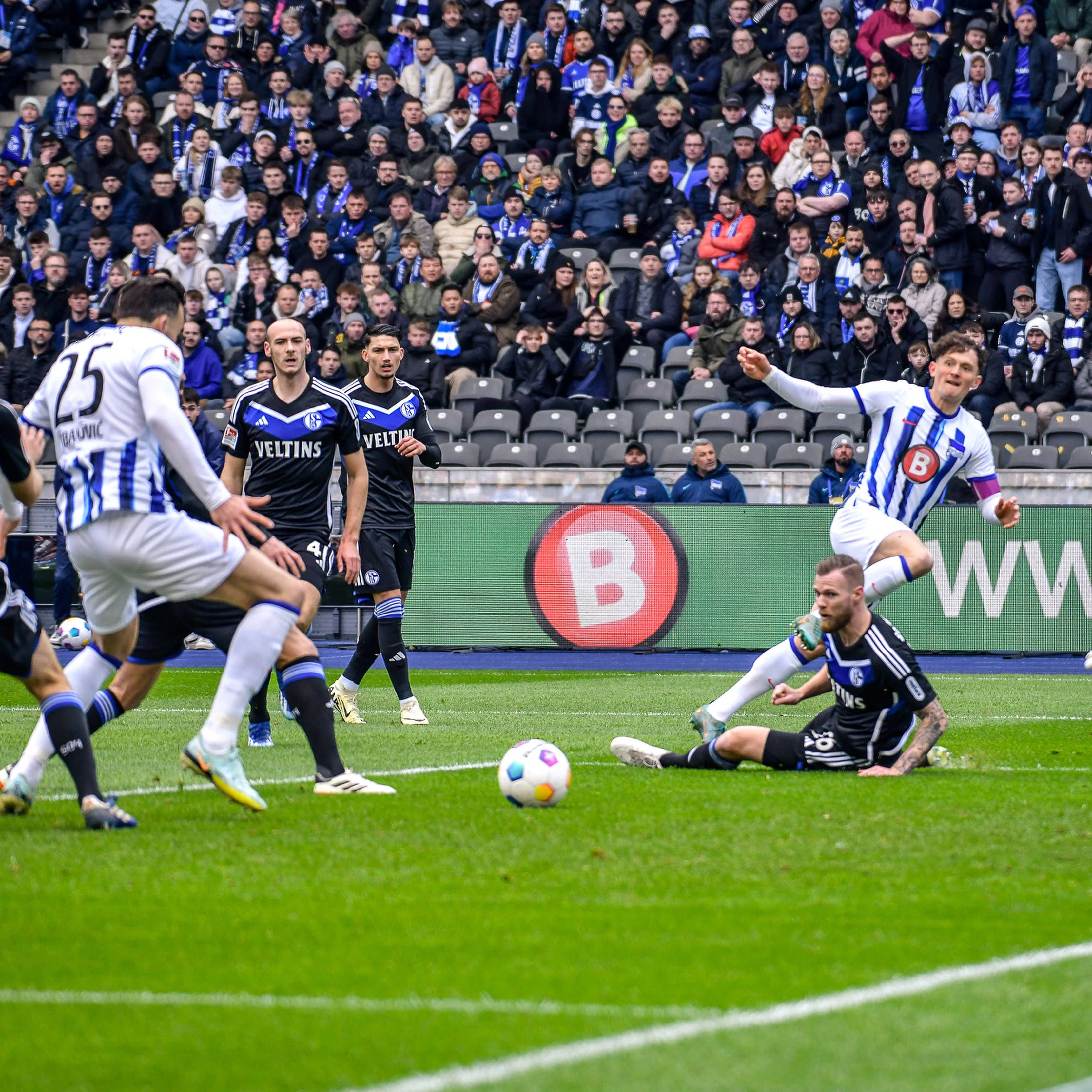 Herthas Fabian Reese passt quer, da hat es Haris Tabakovic nicht schwer und schiebt zum 2:1 ein.