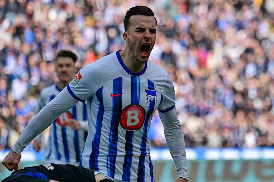 Herthas Stürmer Haris Tabakovic brüllt seine Freude heraus. Er traf mal wieder doppelt, diesmal gegen Schalke 04.