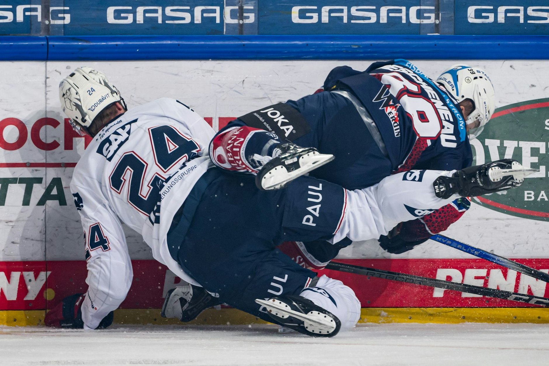 Böse Bruchlandung für die Eisbären gegen Mannheim wie hier von Jaedon Descheneau (r.) gegen Keaton Thompson.