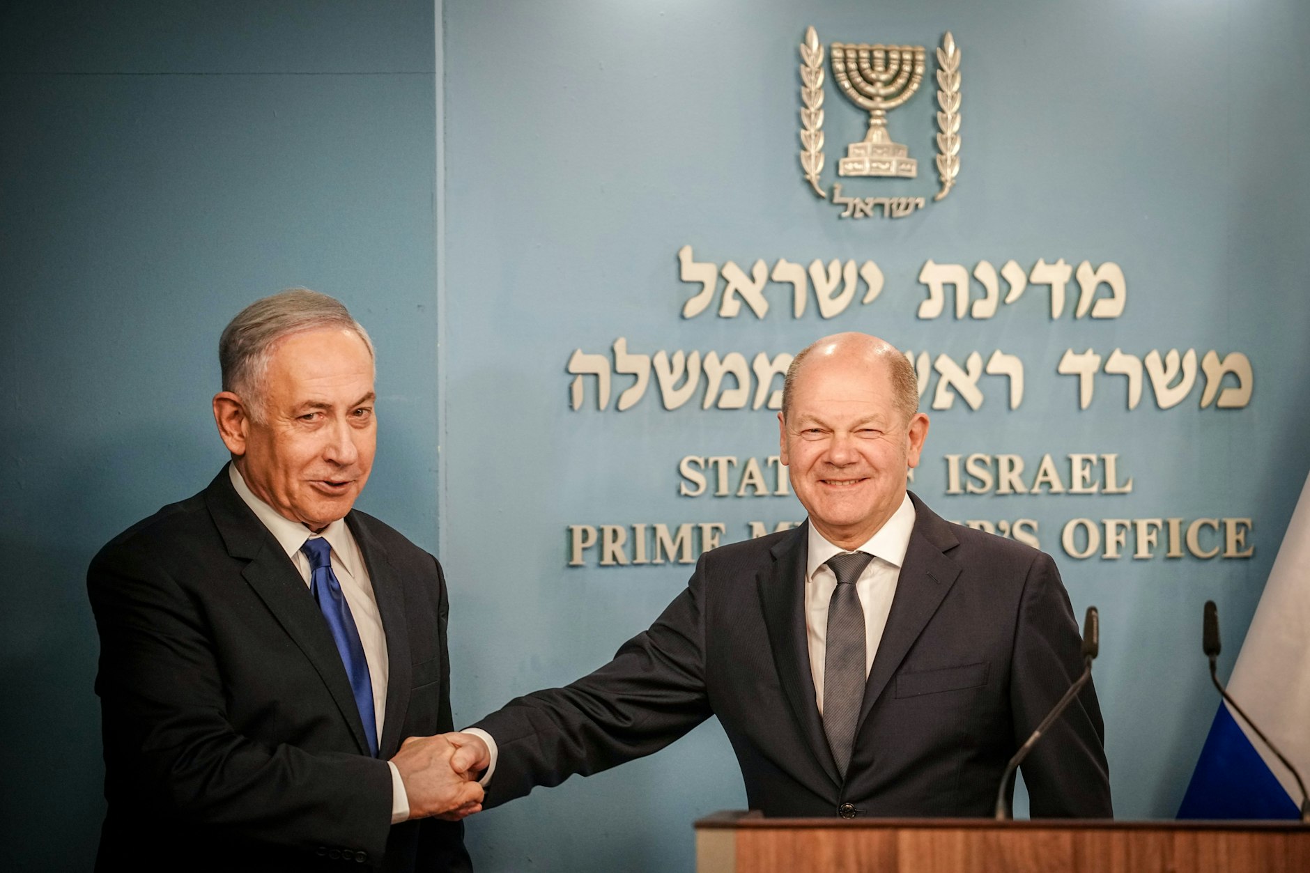 Jerusalem: Bundeskanzler Olaf Scholz und Israels Regierungschef Benjamin Netanjahu reichen sich bei einer Pressekonferenz am Sonntag die Hand. 