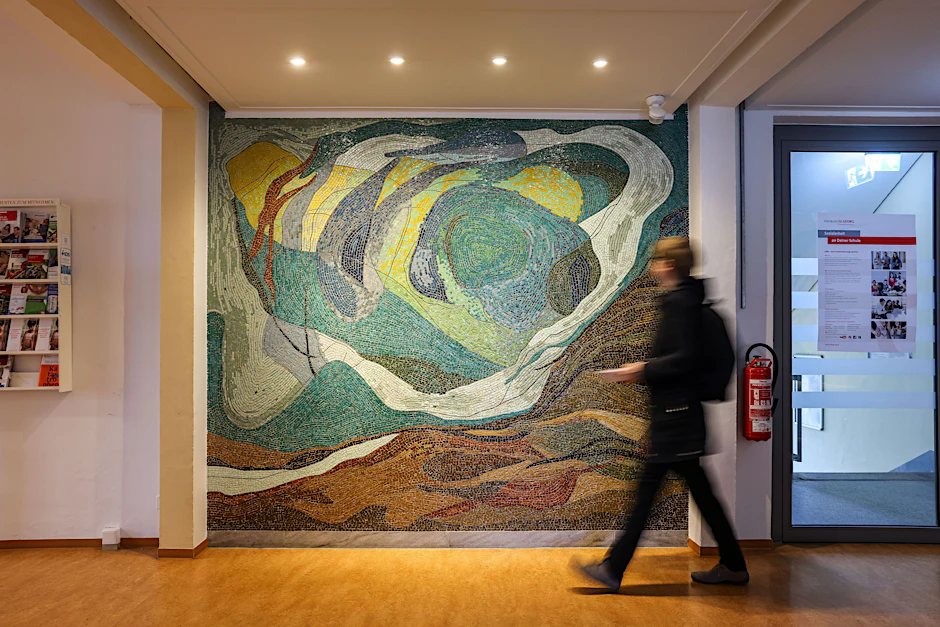 Das Wandmosaik des Leipziger Males Arno Rink in&nbsp;der Berufsfachschule des Klinikums St. Georg in Leipzig