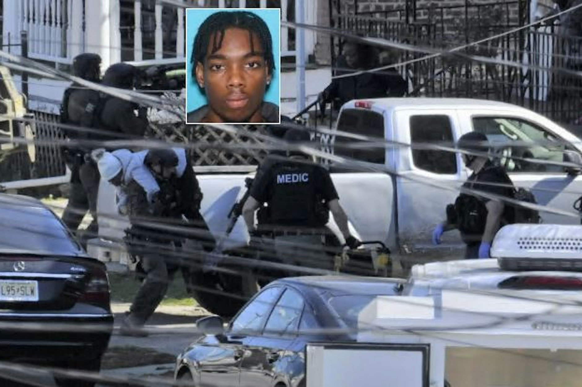 Ein Bewohner wird aus dem Haus evakuiert, in dem der Täter (kl. Foto) sich mit den Geiseln verschanzt hatte.