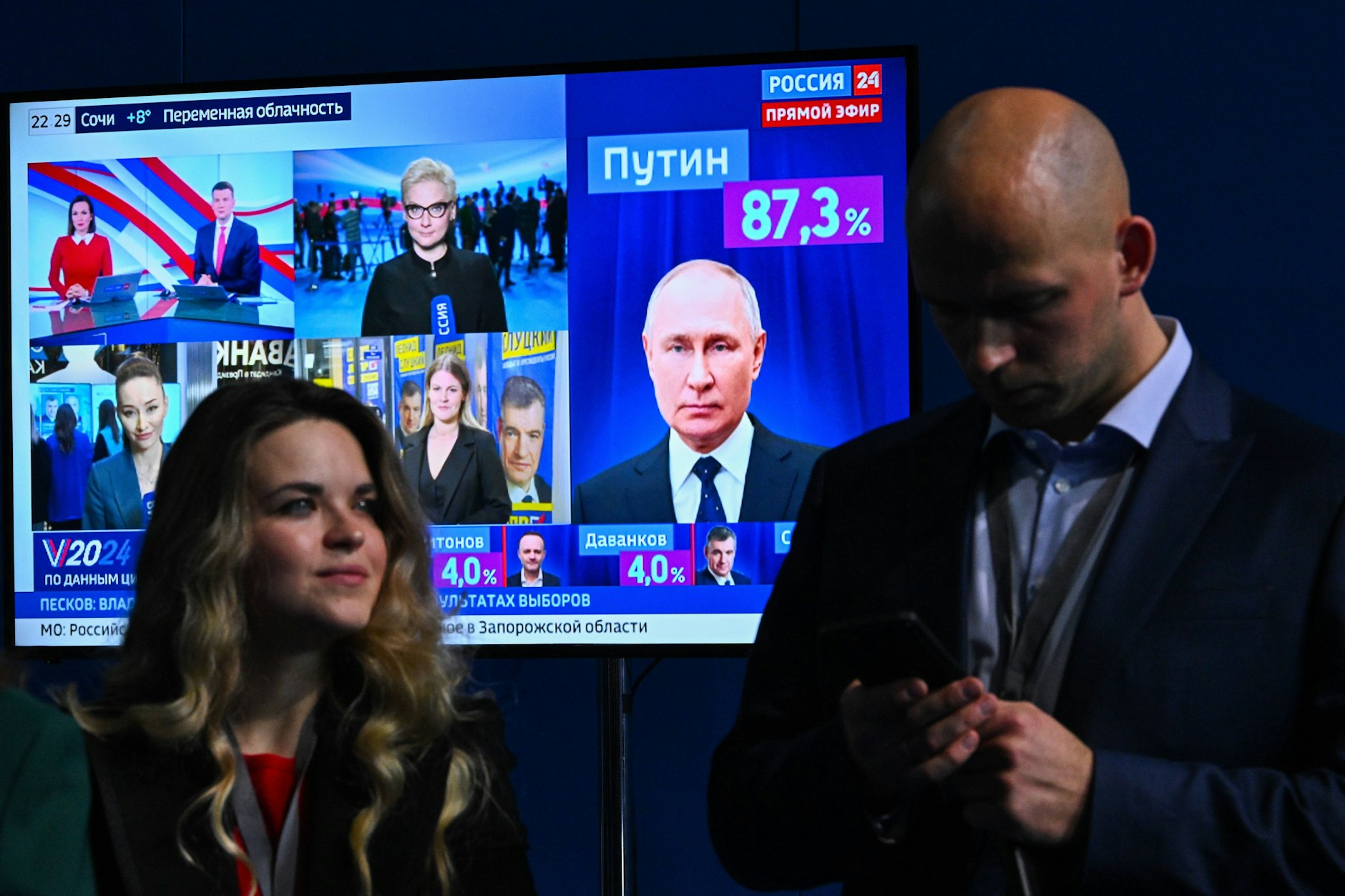 Auf einem Bildschirm im Pressezentrum in Moskau wird das Ergebnis der Präsidentschaftswahl in Russland angezeigt, Wladimir Putin mit über 87 Prozent der Stimmen zum klaren Sieger erklärt.
