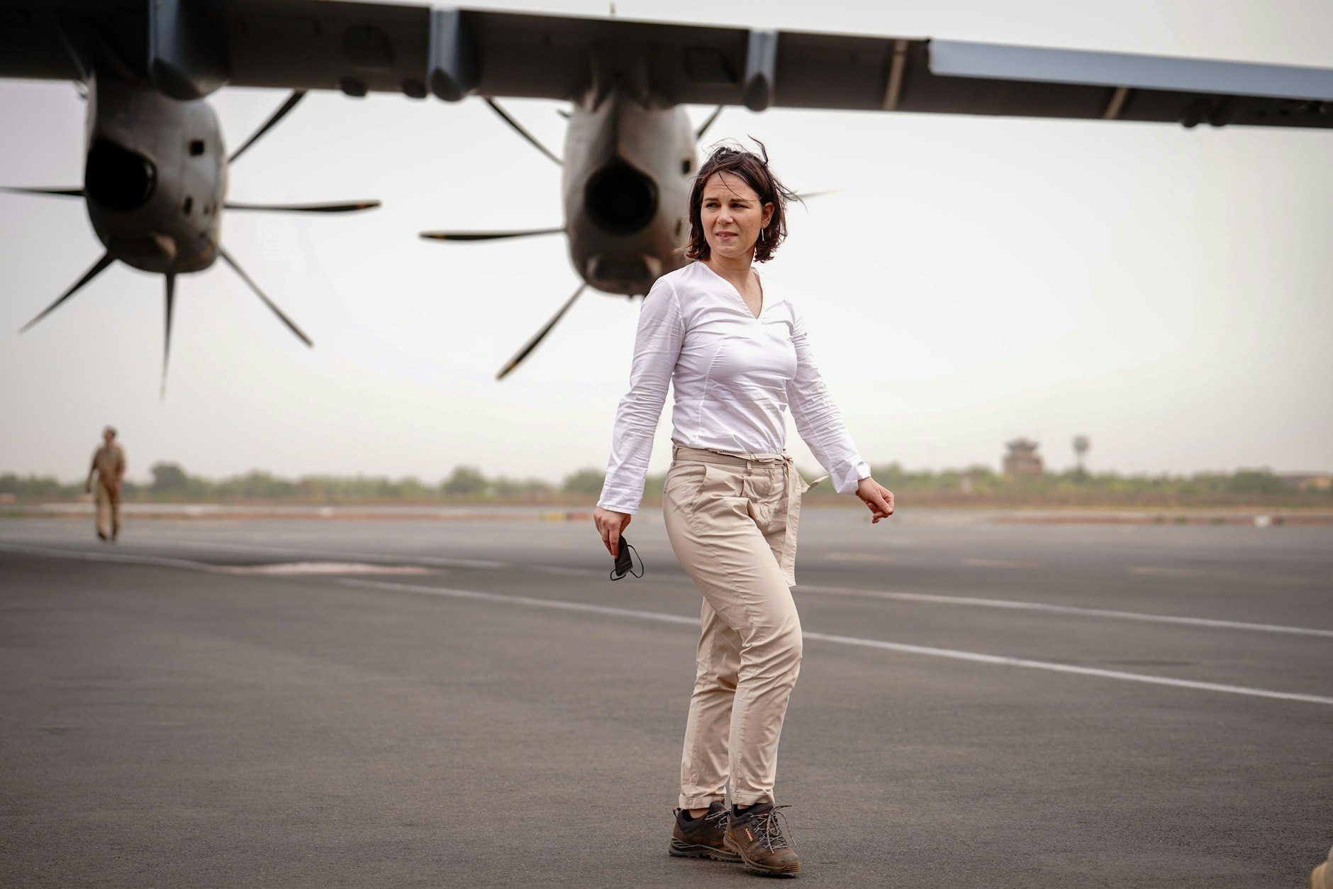 Außenministerin Annalena Baerbock (Bündnis 90/Die Grünen) geht nach dem Flug mit dem Airbus A400M der Luftwaffe von Gao nach Bamako in Mali über das Rollfeld des Flughafens.