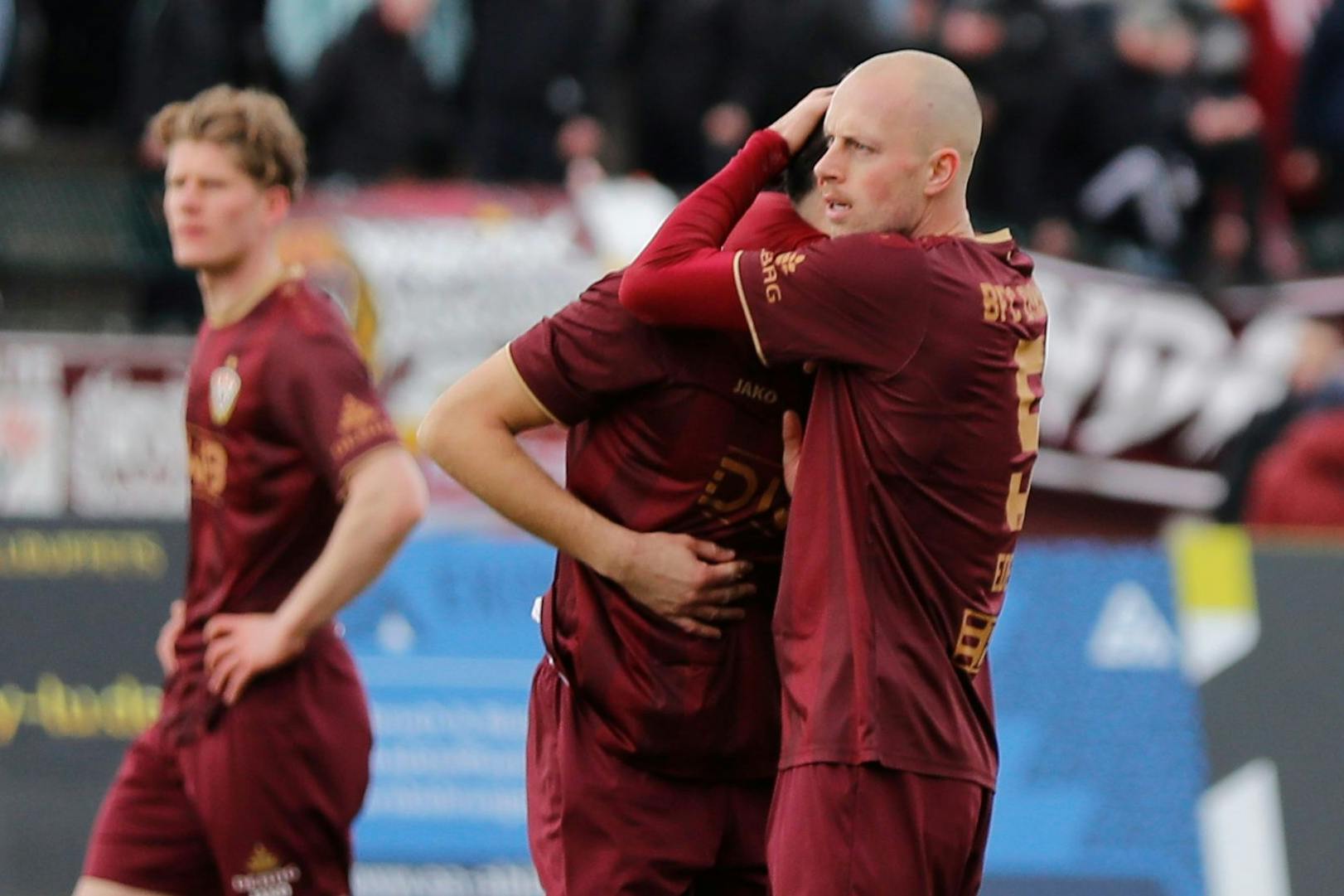 Auch das ist eine Form von Teamgeist beim BFC Dynamo: Steffen Eder (r.) tröstet nach dem Schlusspfiff Rufat Dadashov.