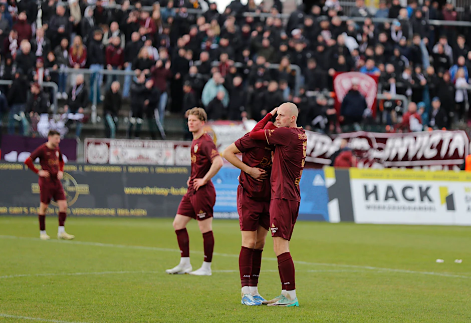 Auch das ist eine Form von Teamgeist beim BFC Dynamo: Steffen Eder (r.) tröstet nach dem Schlusspfiff Rufat Dadashov.