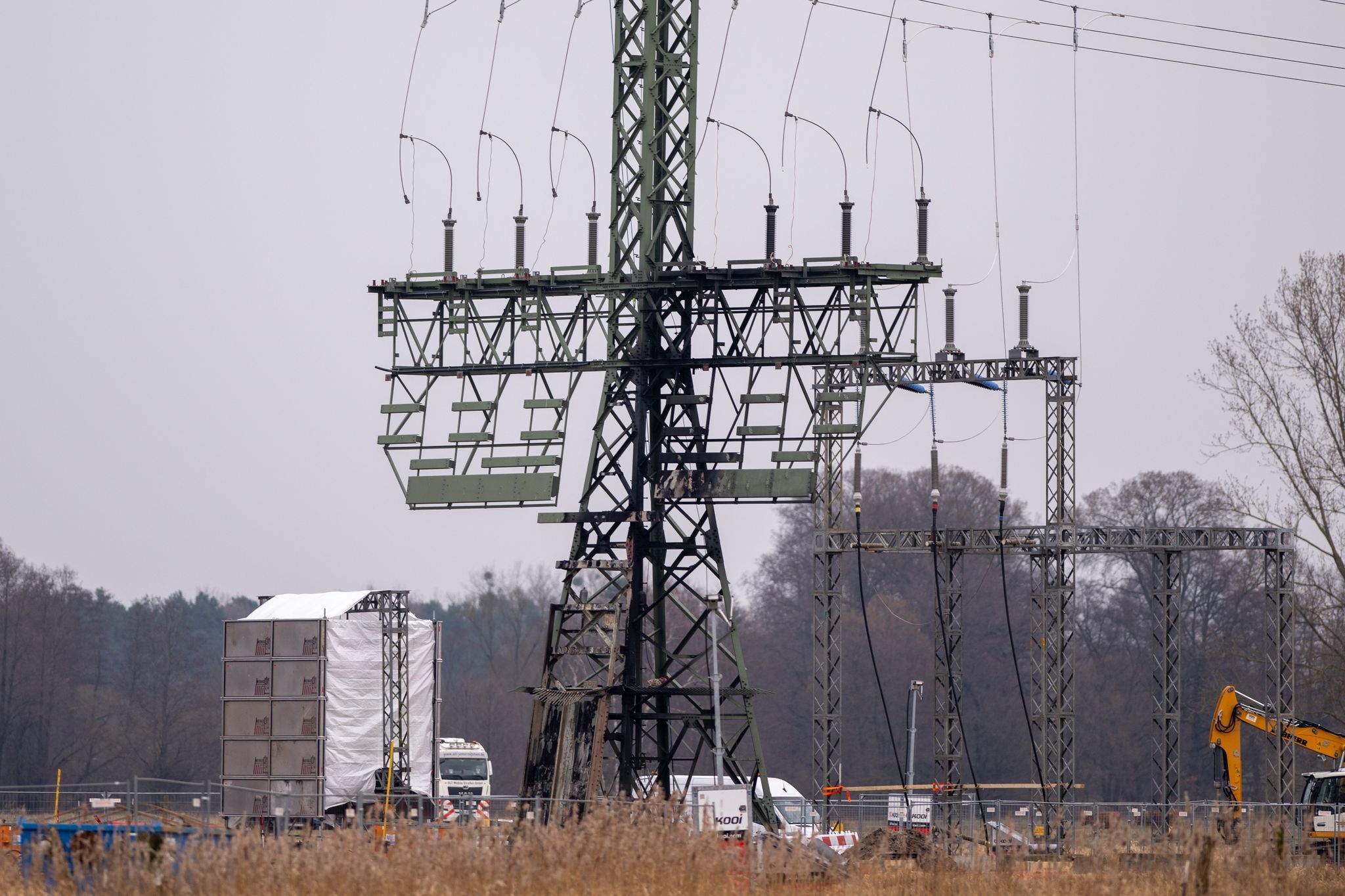 Nach Tesla-Anschlag – so viel kostet die Reparatur des Strommastes