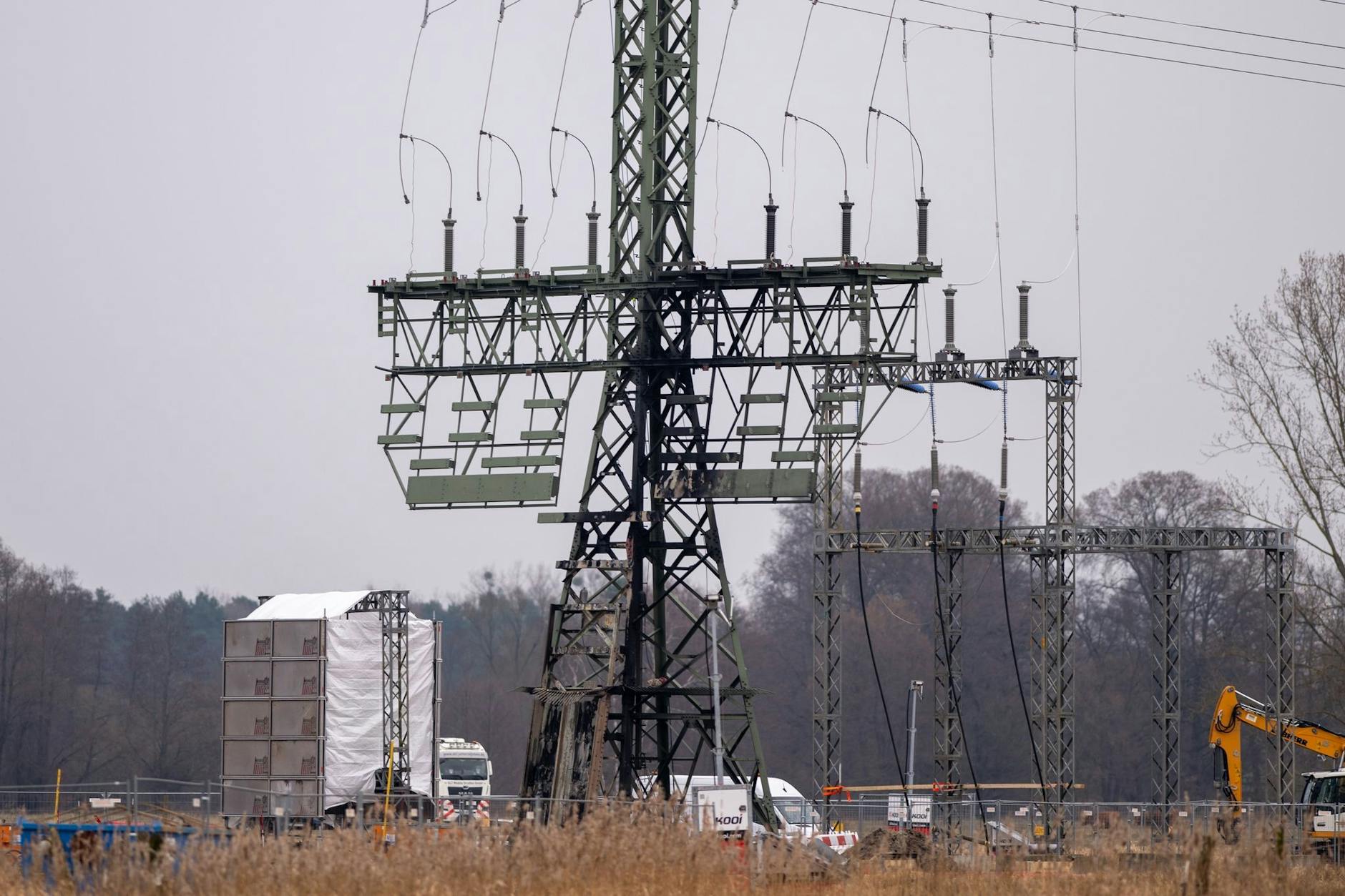 Ein Strommast mit Brandspuren steht auf einem Feld nahe der Tesla-Autofabrik. Am Dienstag, den 5. März, hatten bisher unbekannte Täter auf einem Feld Feuer an dem Strommast gelegt, der auch für die Versorgung der Autofabrik zuständig ist.