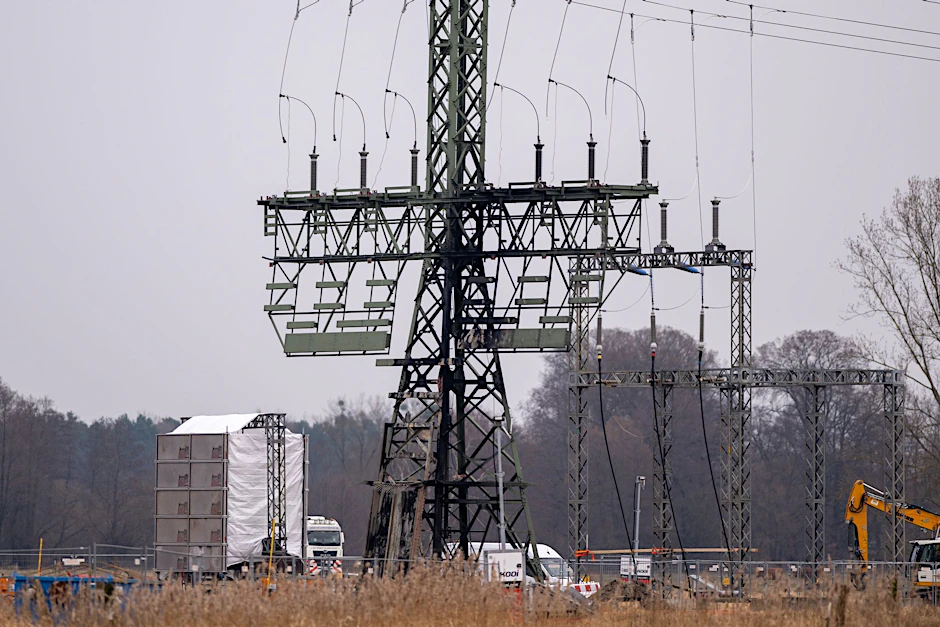 Ein Strommast mit Brandspuren steht auf einem Feld nahe der Tesla-Autofabrik. Am Dienstag, den 5. März, hatten bisher unbekannte Täter auf einem Feld Feuer an dem Strommast gelegt, der auch für die Versorgung der Autofabrik zuständig ist.